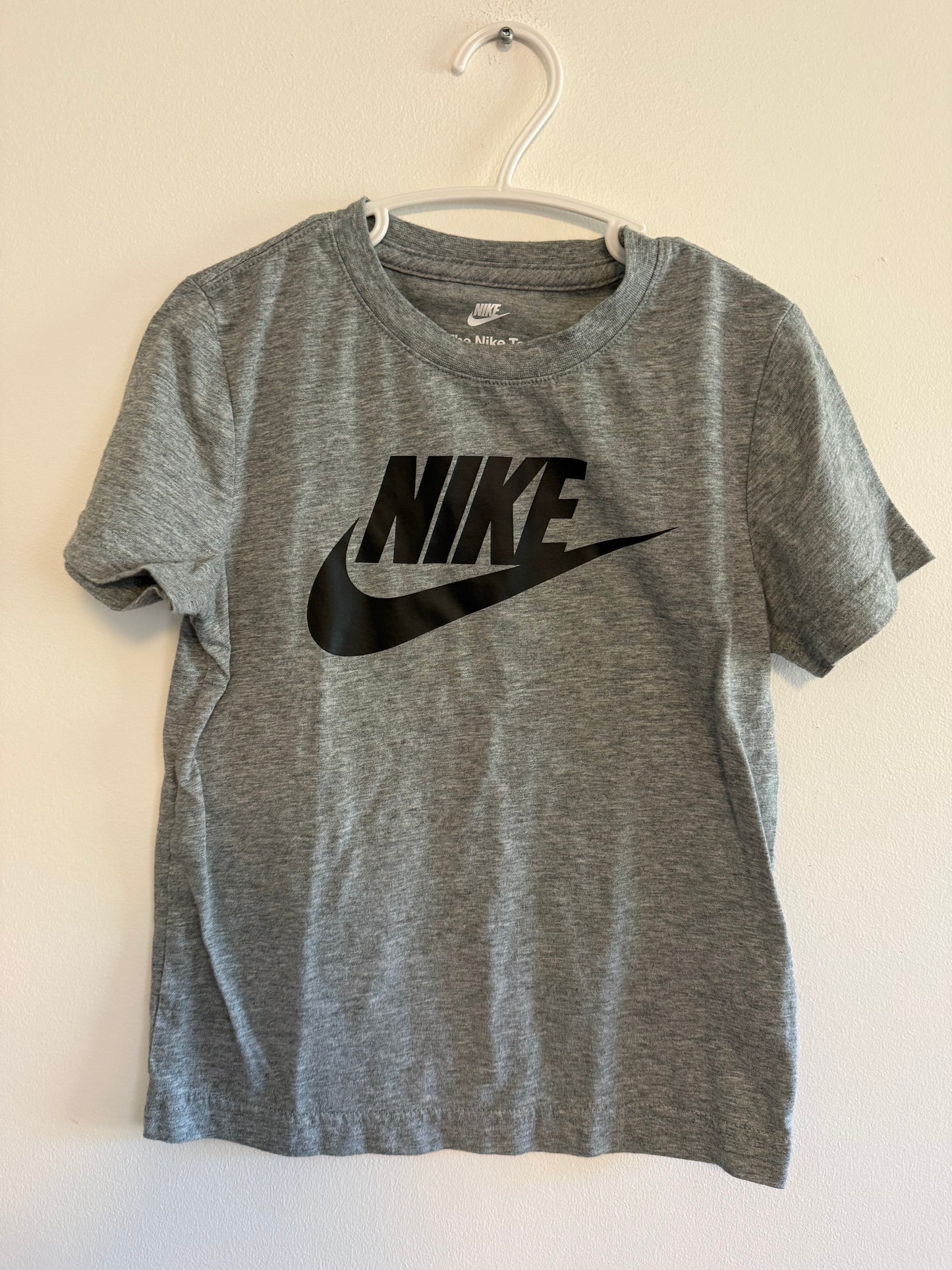 NIKE GREY TEE SIZE 7