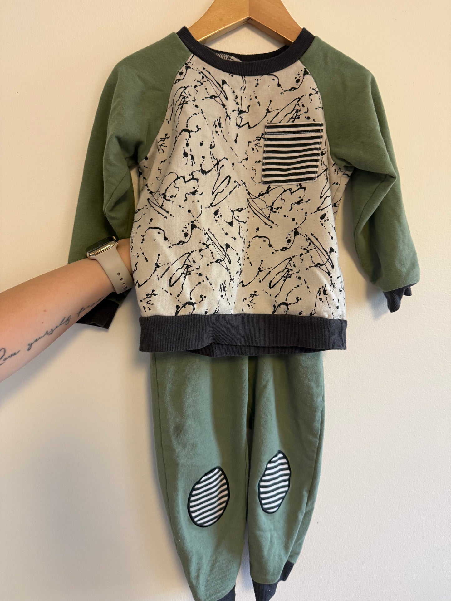 UNKNOWN BRAND 2 PIECE OUTFIT SIZE 2T (PLAY)