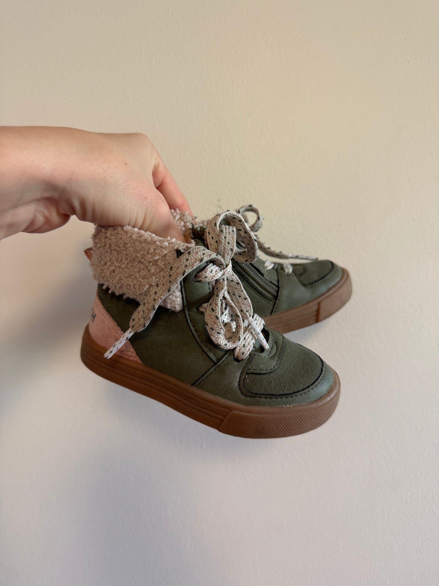OSHKOSH SHOES SIZE 5-6