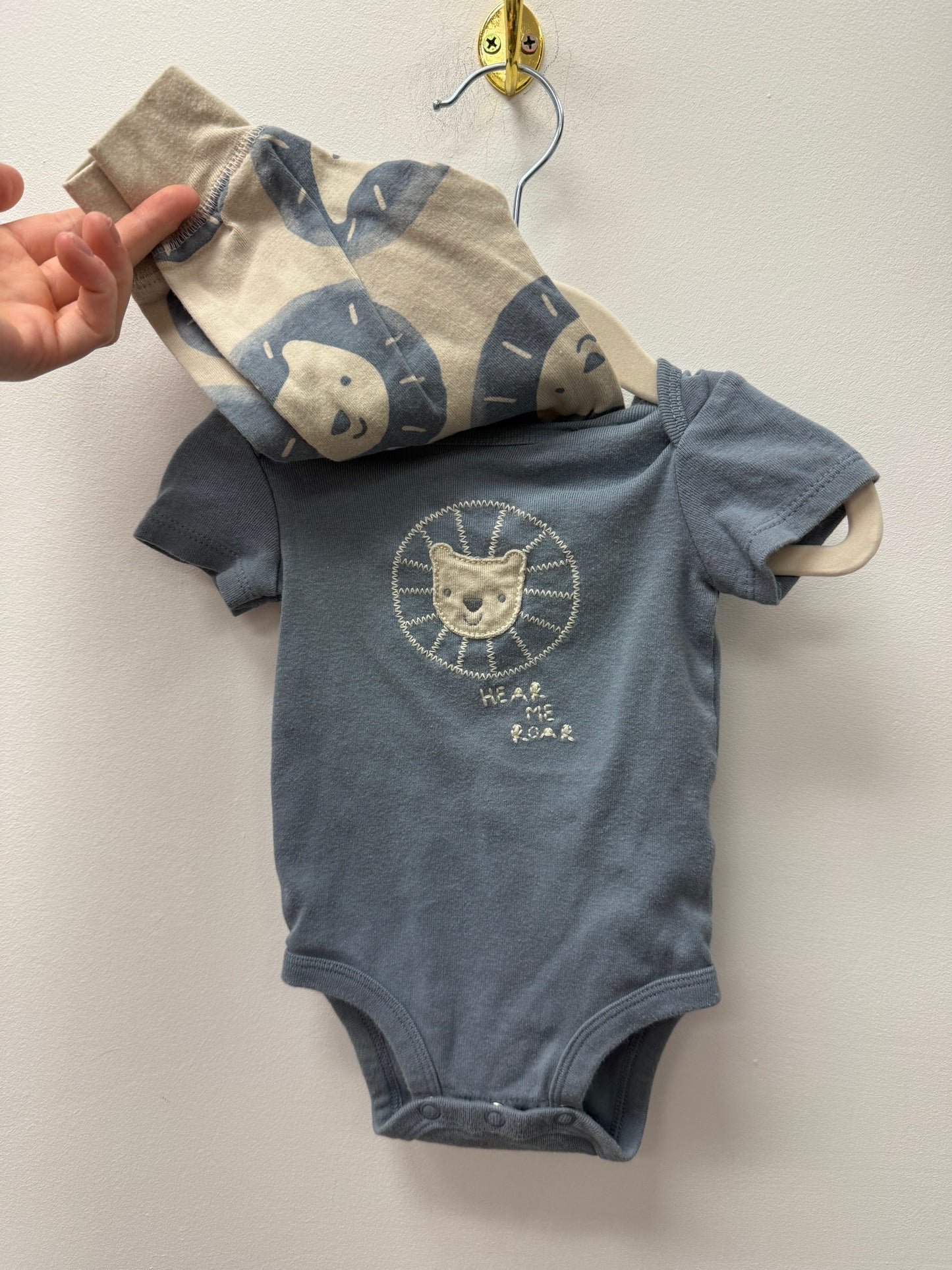CARTERS 2 PIECE LION OUTFIT SIZE 0-3M