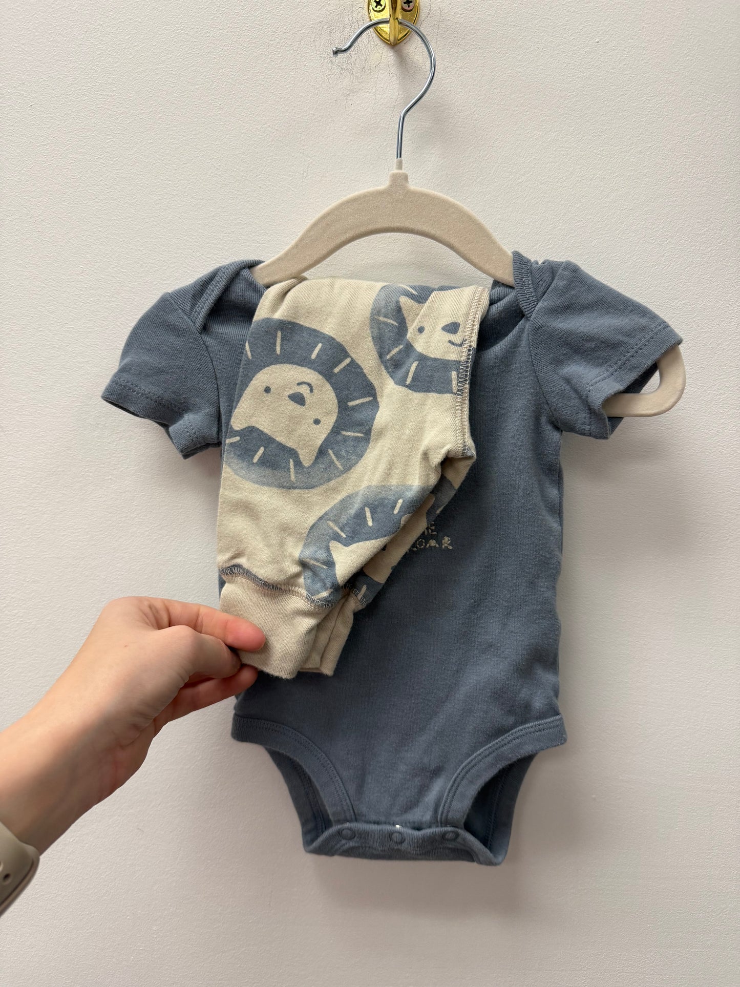 CARTERS 2 PIECE LION OUTFIT SIZE 0-3M