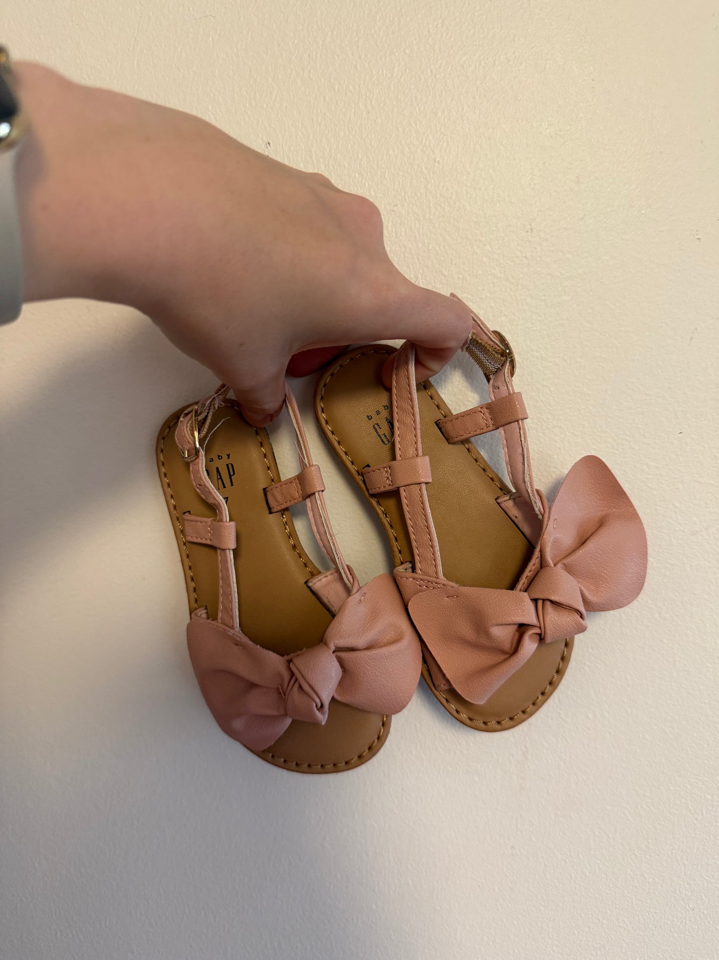 BABY GAP BOW SANDALS SIZE 7