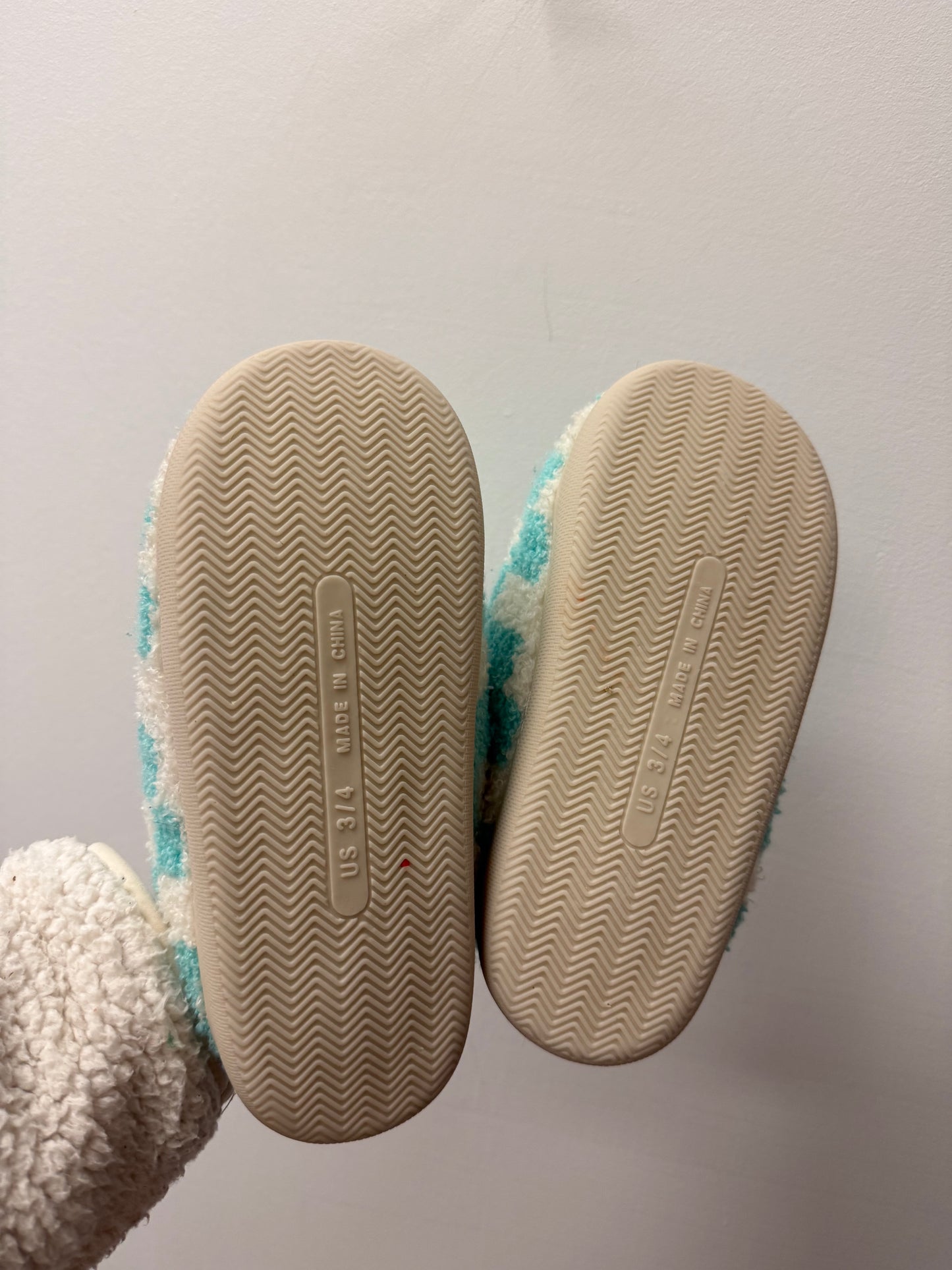 BLUE CHECKERED SLIPPERS SIZE YOUTH 3-4