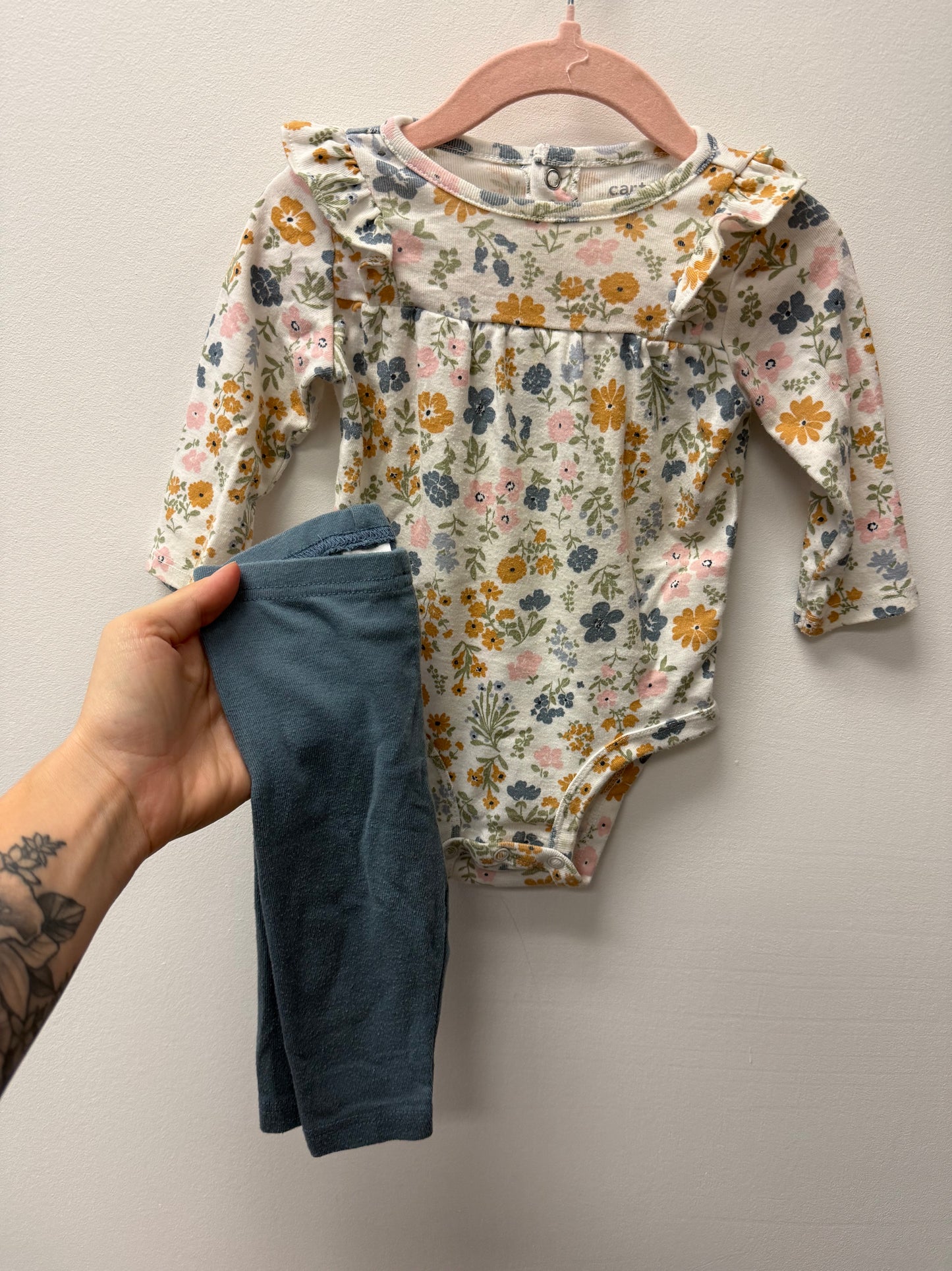 CARTES FLORAL ONESIE OUTFIT SIZE 3-6M