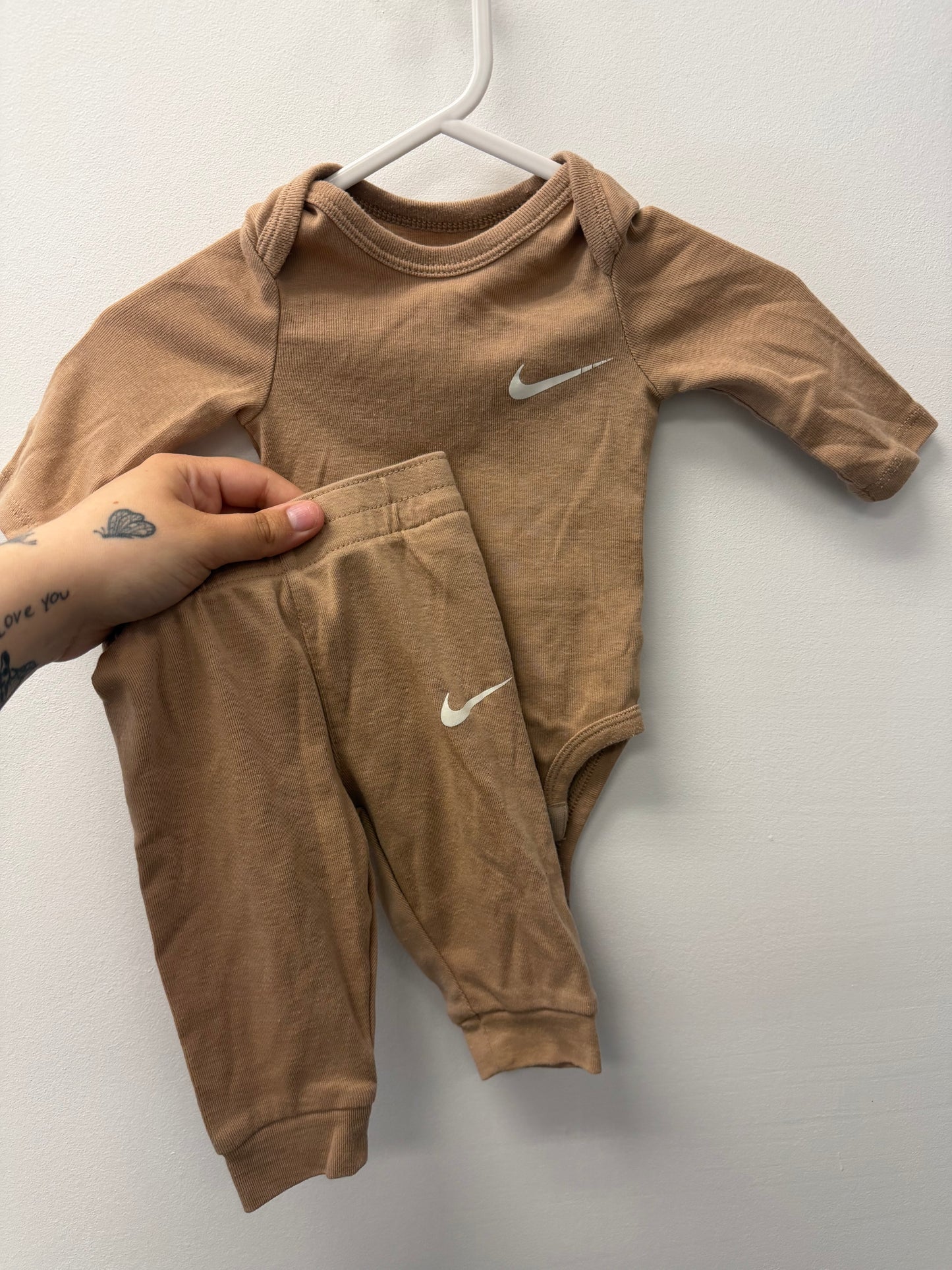 NIKE 3 PIECE OUTFIT SIZE 3M