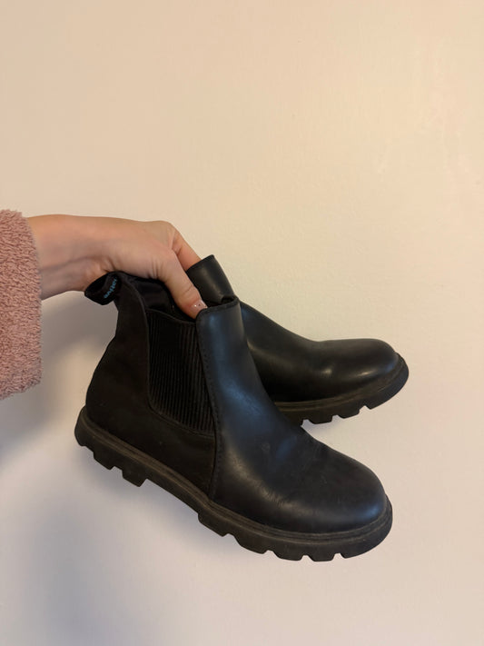 NATIVE CHELSEA BOOTS SIZE YOUTH 3