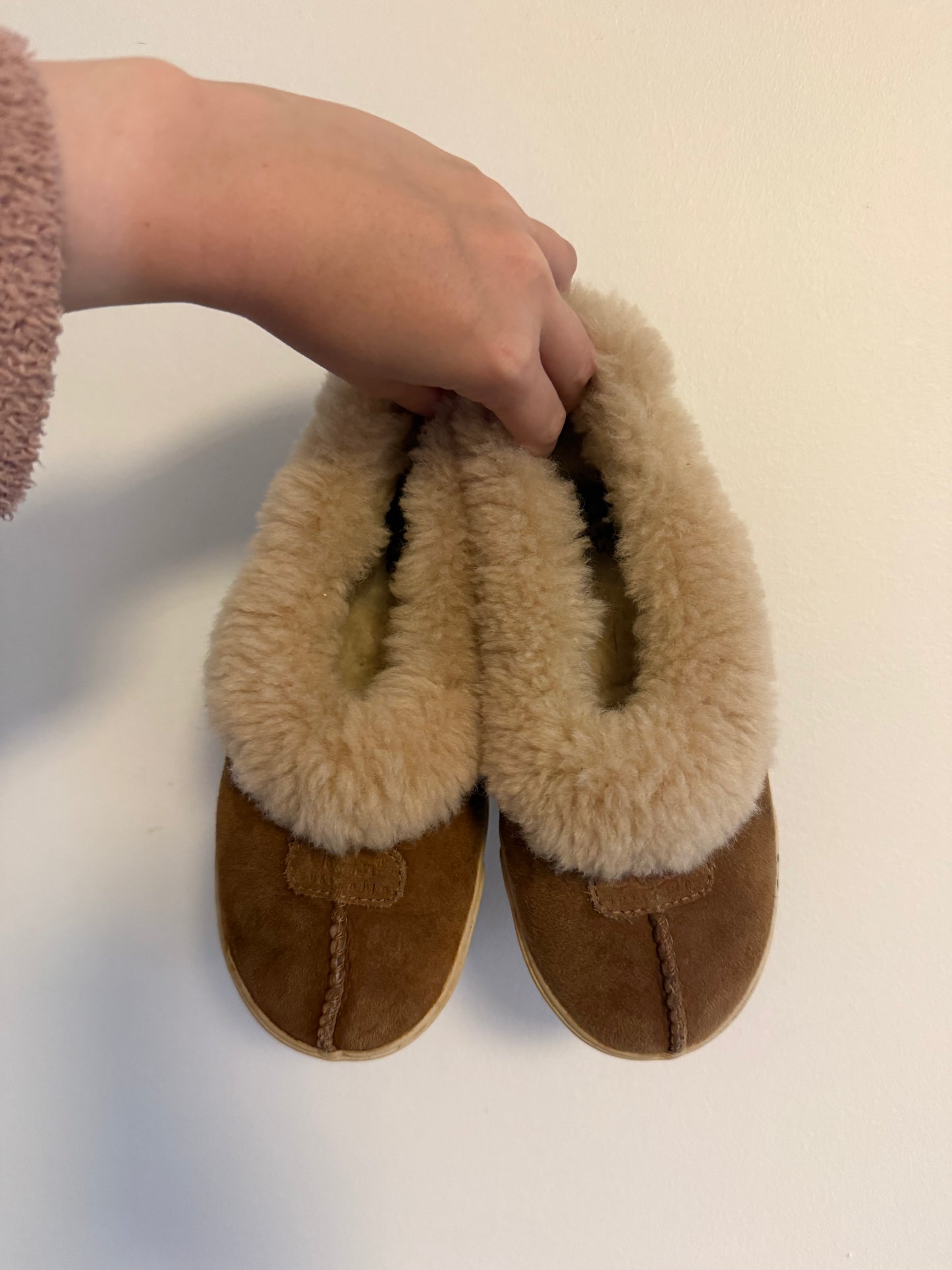 UGGS HARD BOTTOM SLIPPERS SIZE YOUTH 3