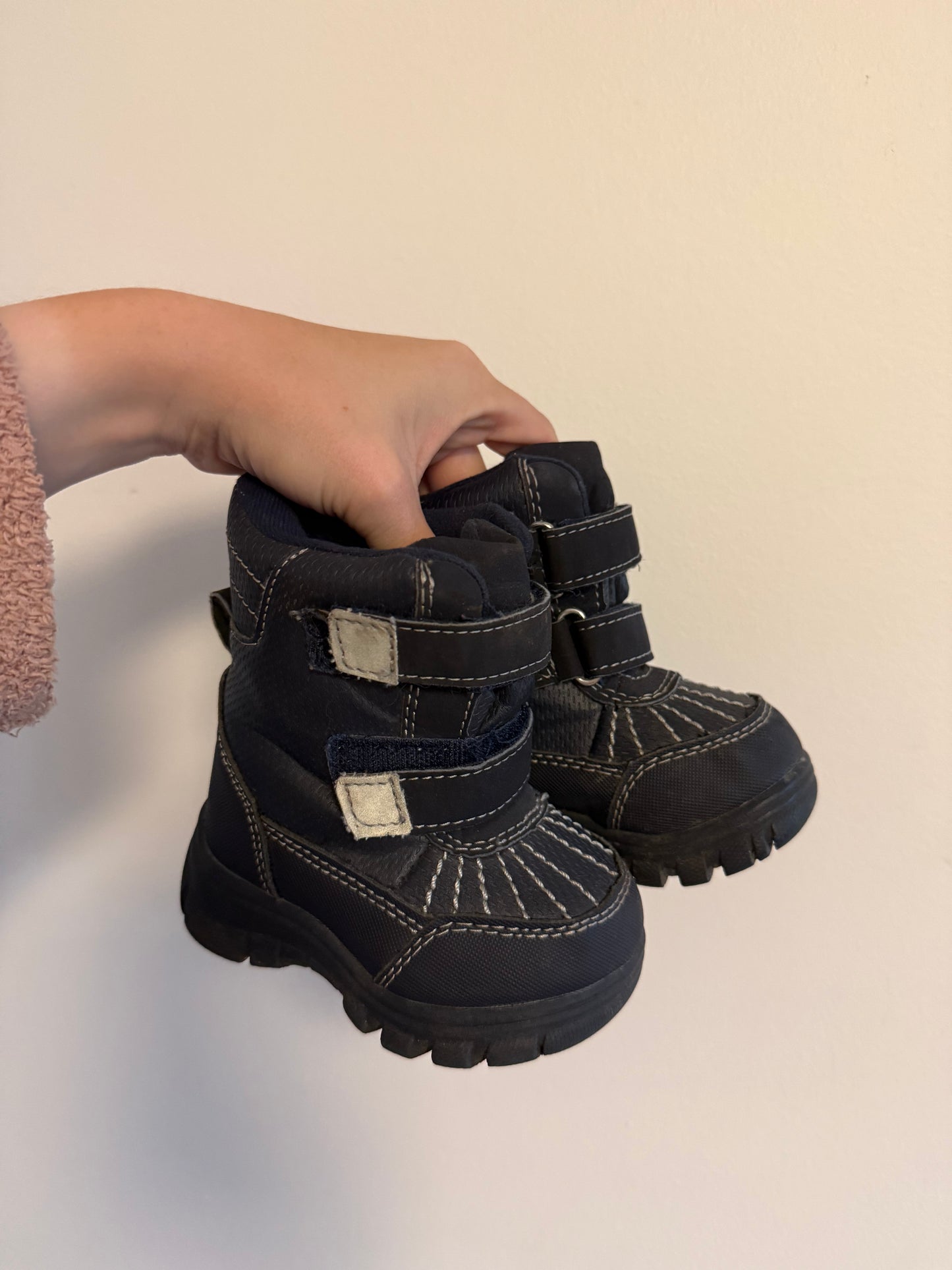 CHILDRENS PLACE WINTER BOOTS SIZE 4