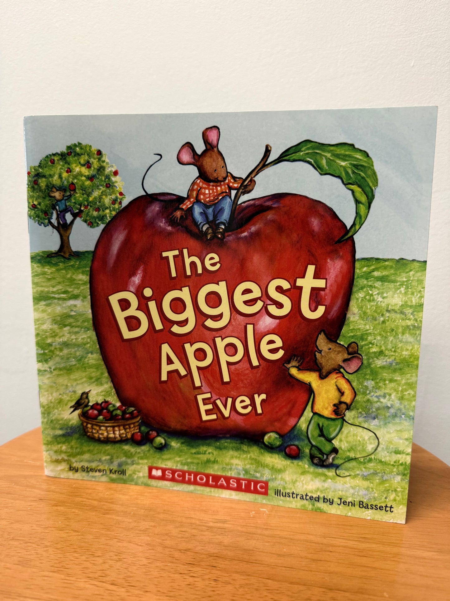 THE BIGGEST APPLE EVER BOOK