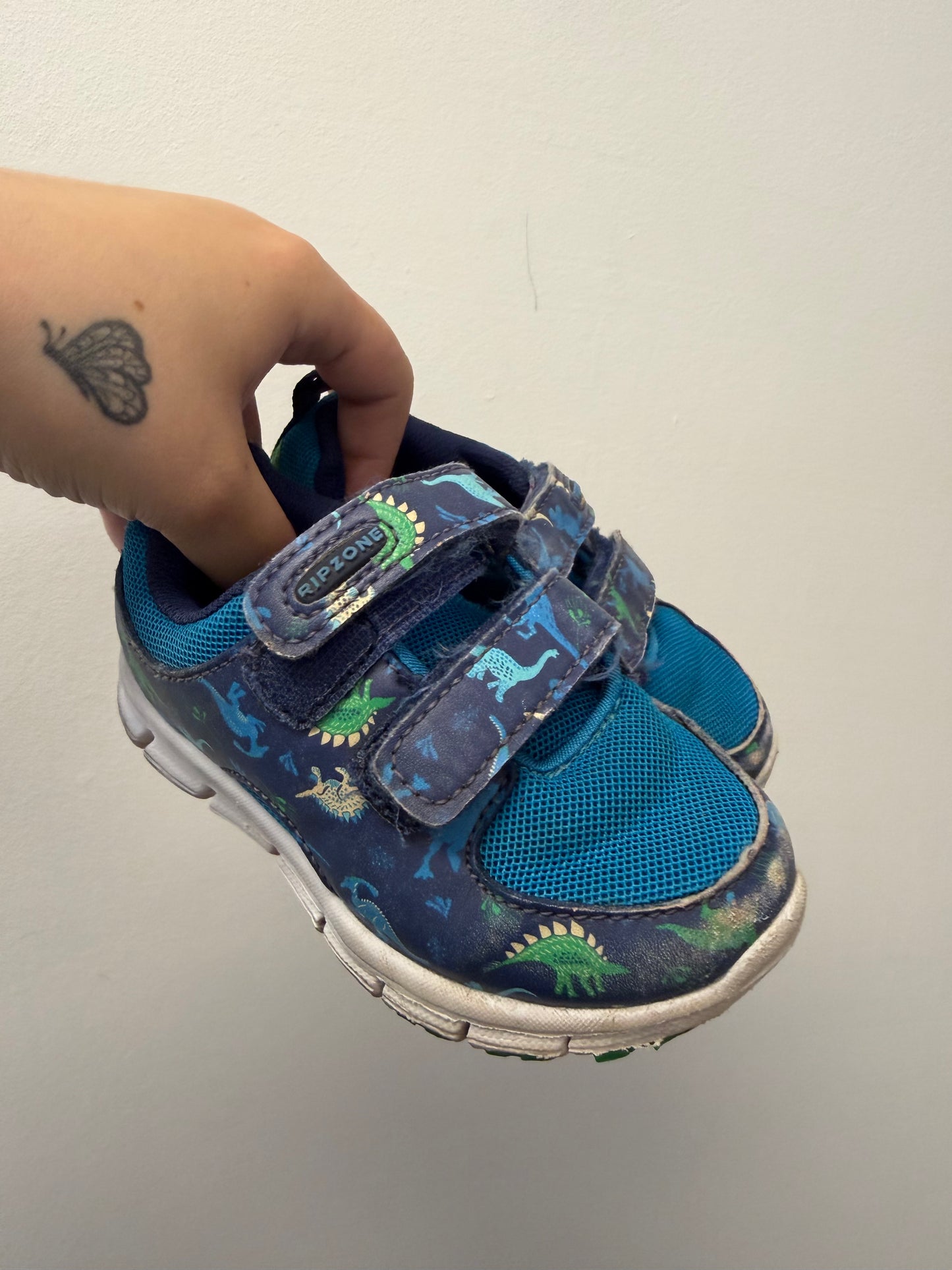 RIPZONE RUNNERS SIZE 6