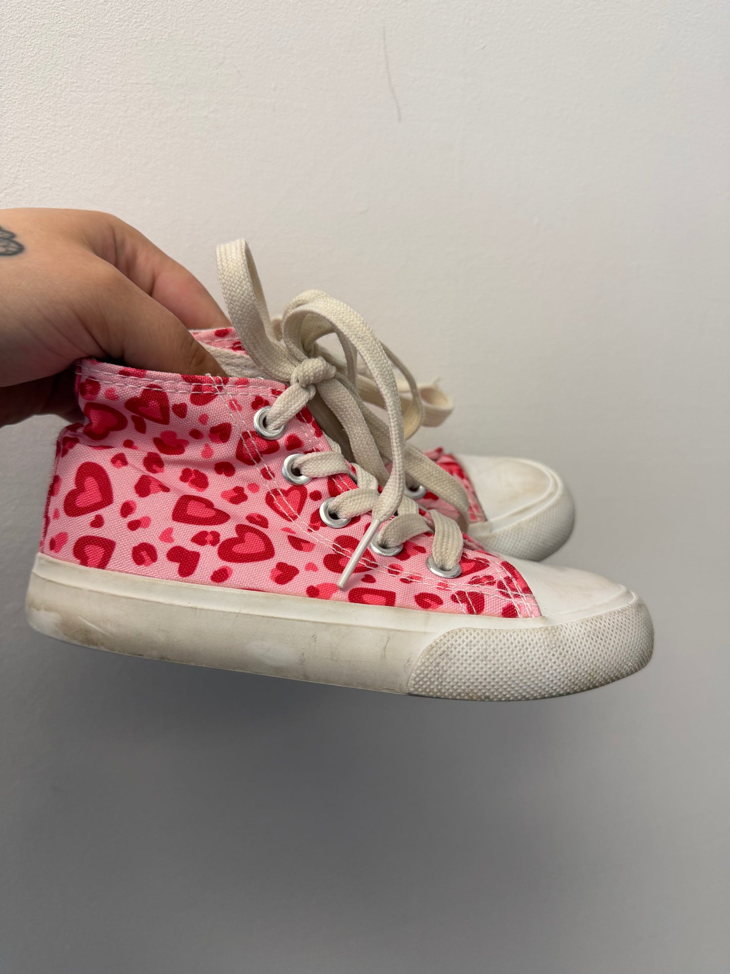 CUPCAKES & CASHMERE HEART HIGHTOPS SIZE 9