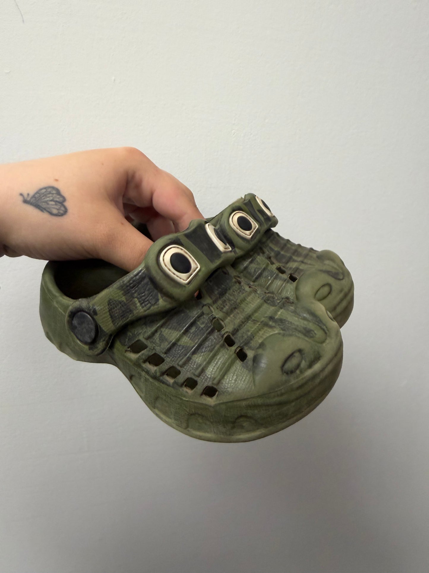 ALLIGATOR SANDALS SIZE 6
