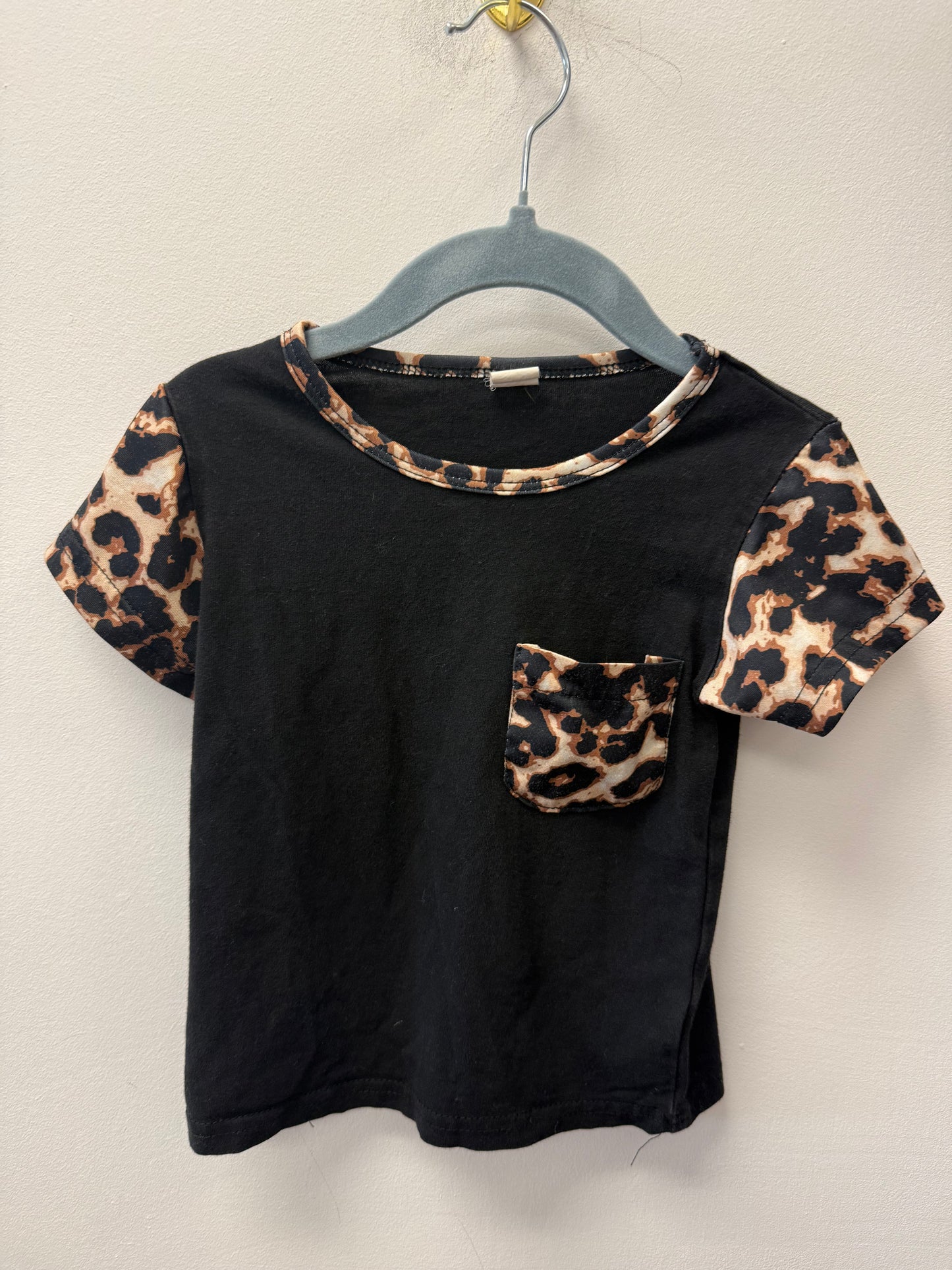 CHEETAH POCKET TEE SIZE 12-18M