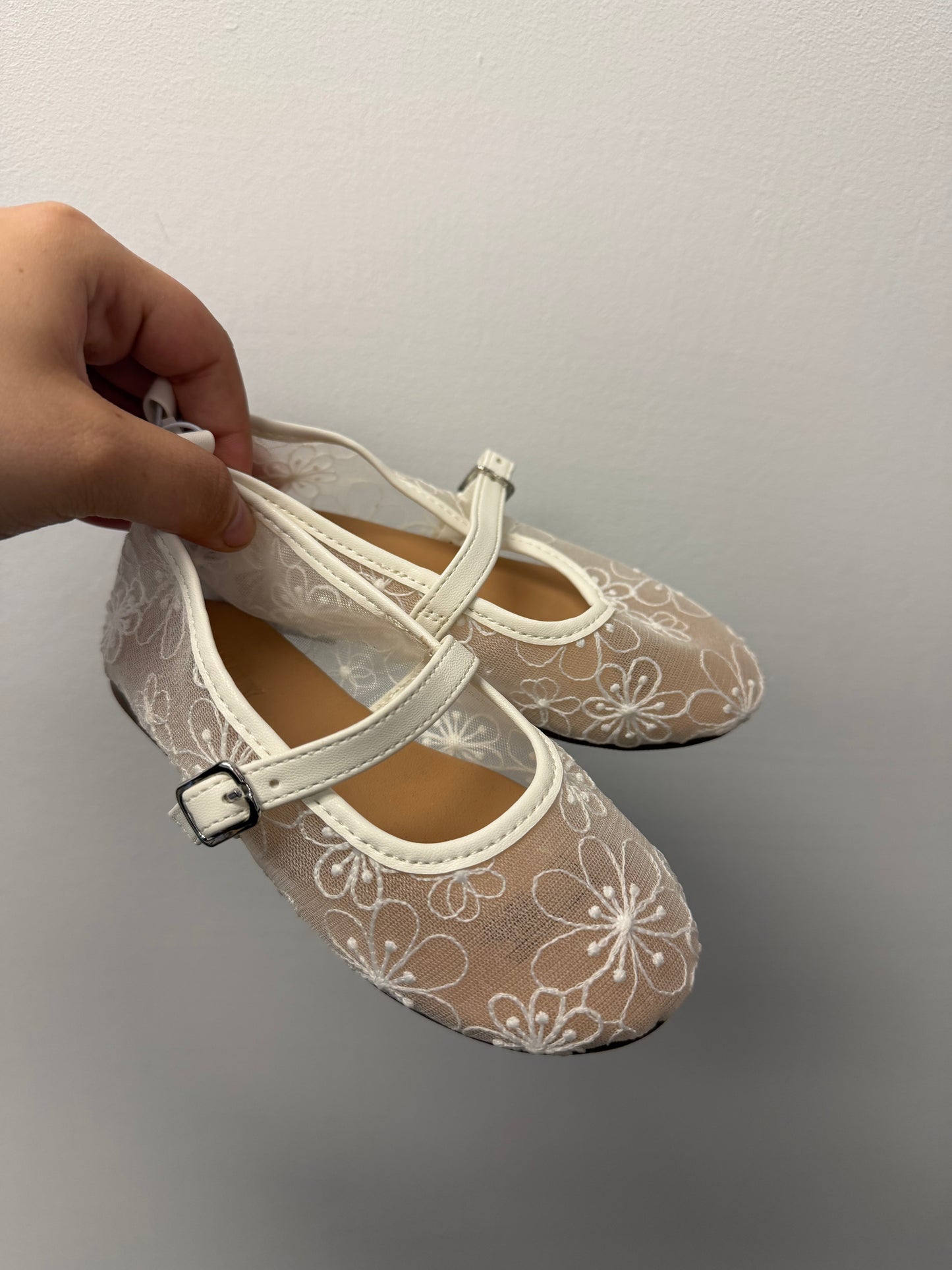 OLD NAVY WHITE SHEER SANDALS SIZE 8