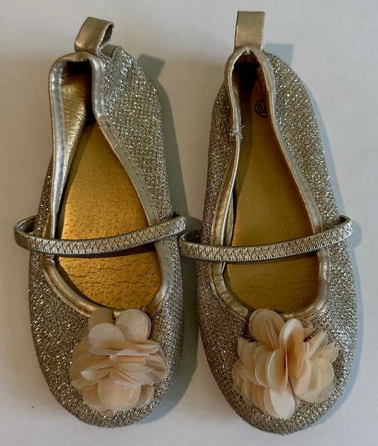 *Play* Unknown Brand, Gold Flat Shoes with Flower - Size 11T