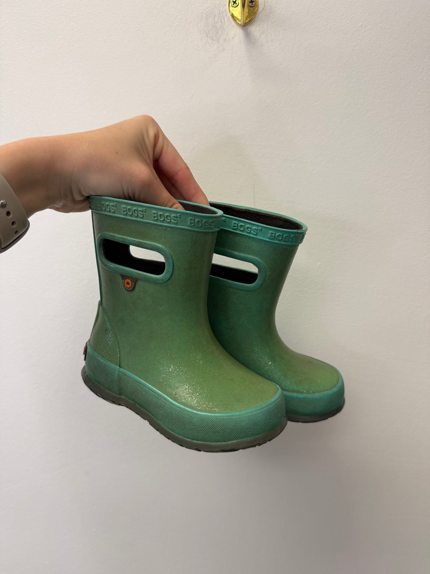 BOGS GREEN SPARKLES SIZE 6