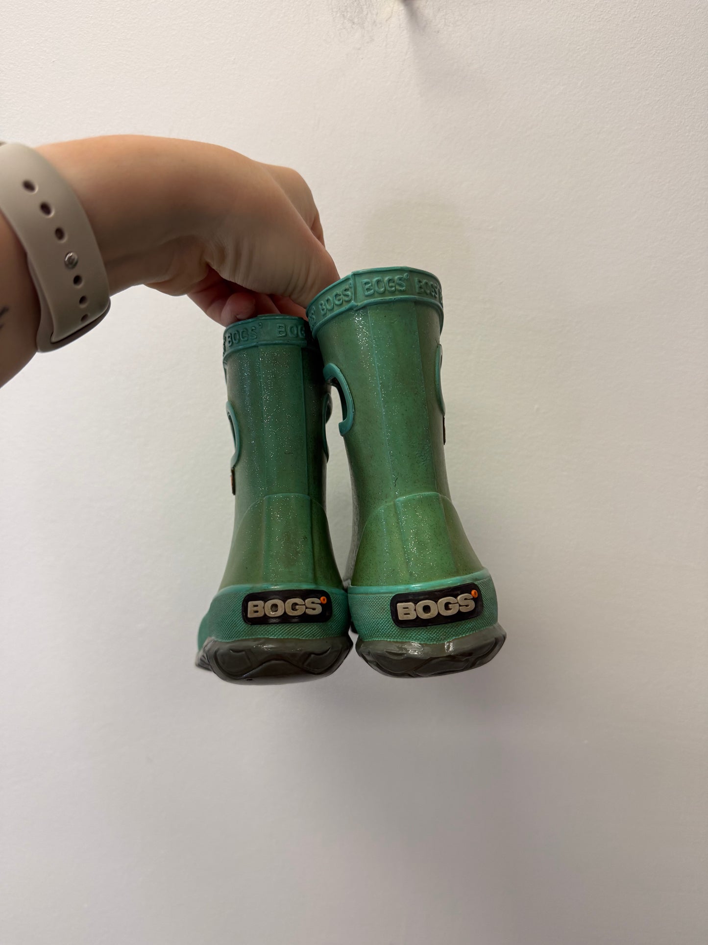 BOGS GREEN SPARKLES SIZE 6