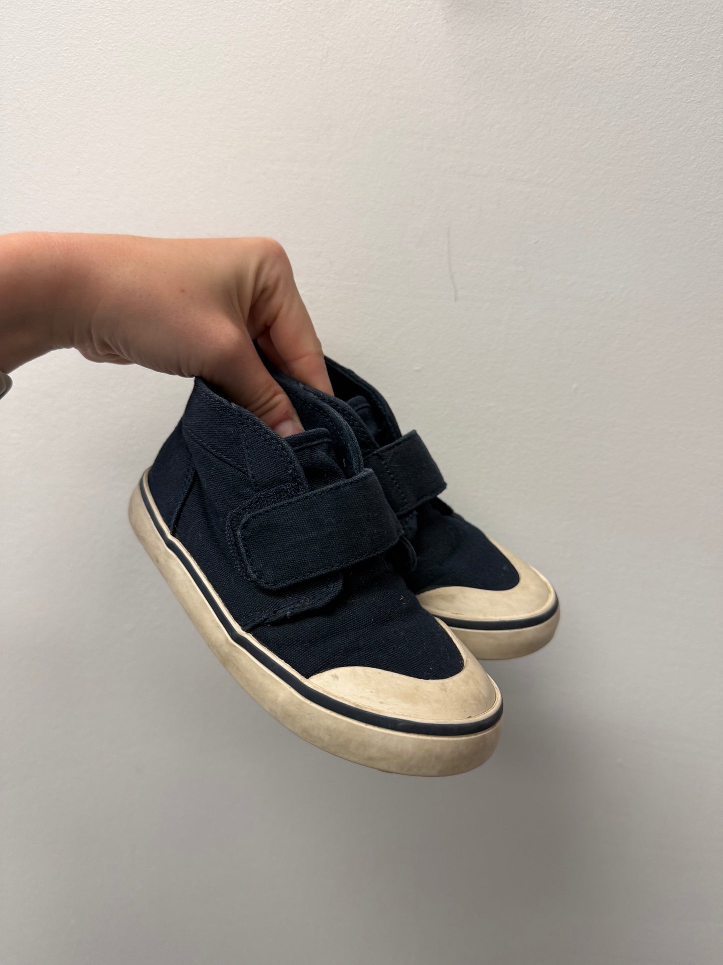OLD NAVY HIGHTOPS SIZE 8