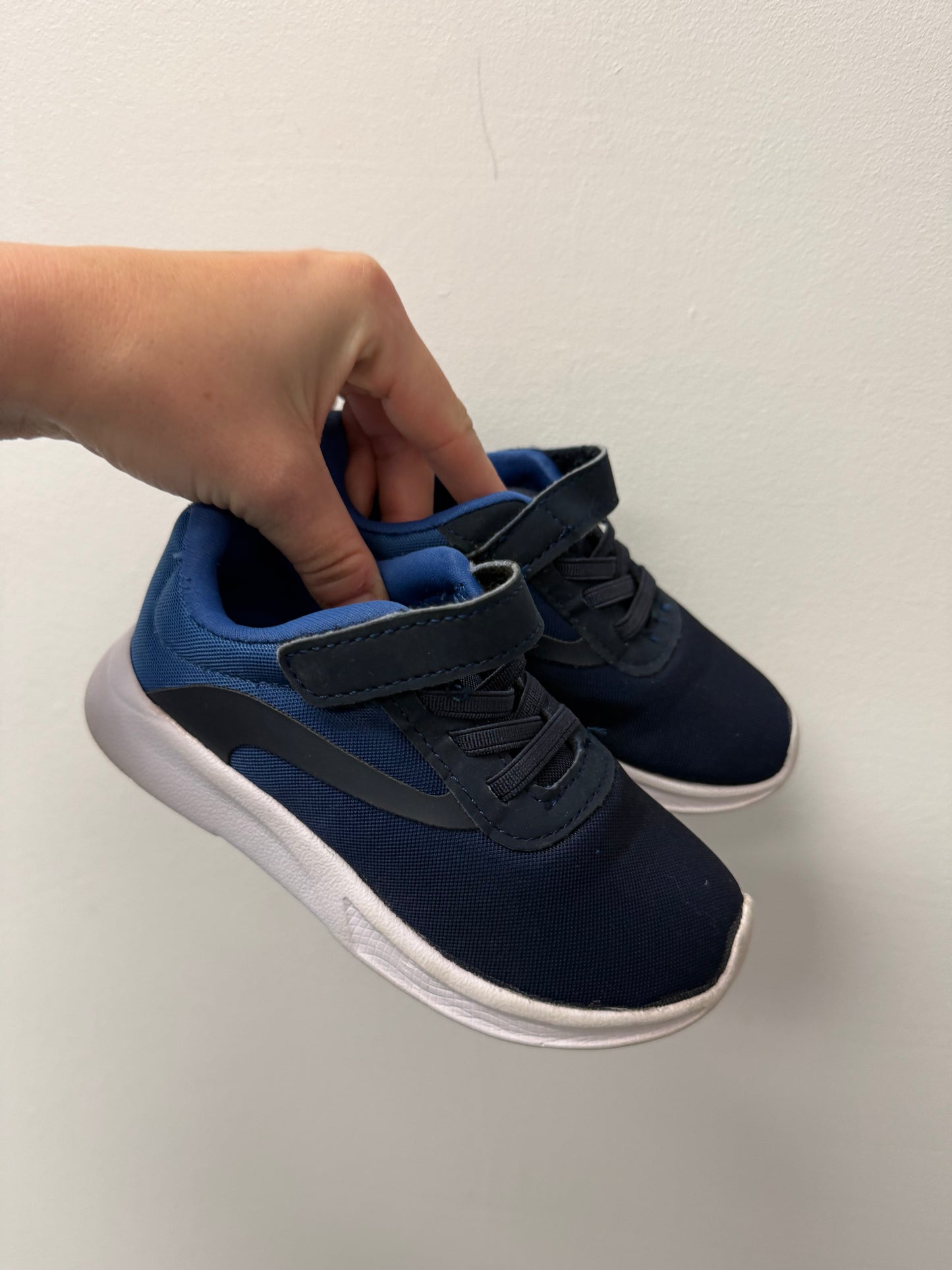ATHLETIC WORKS NAVY BLUE RUNNERS SIZE 8