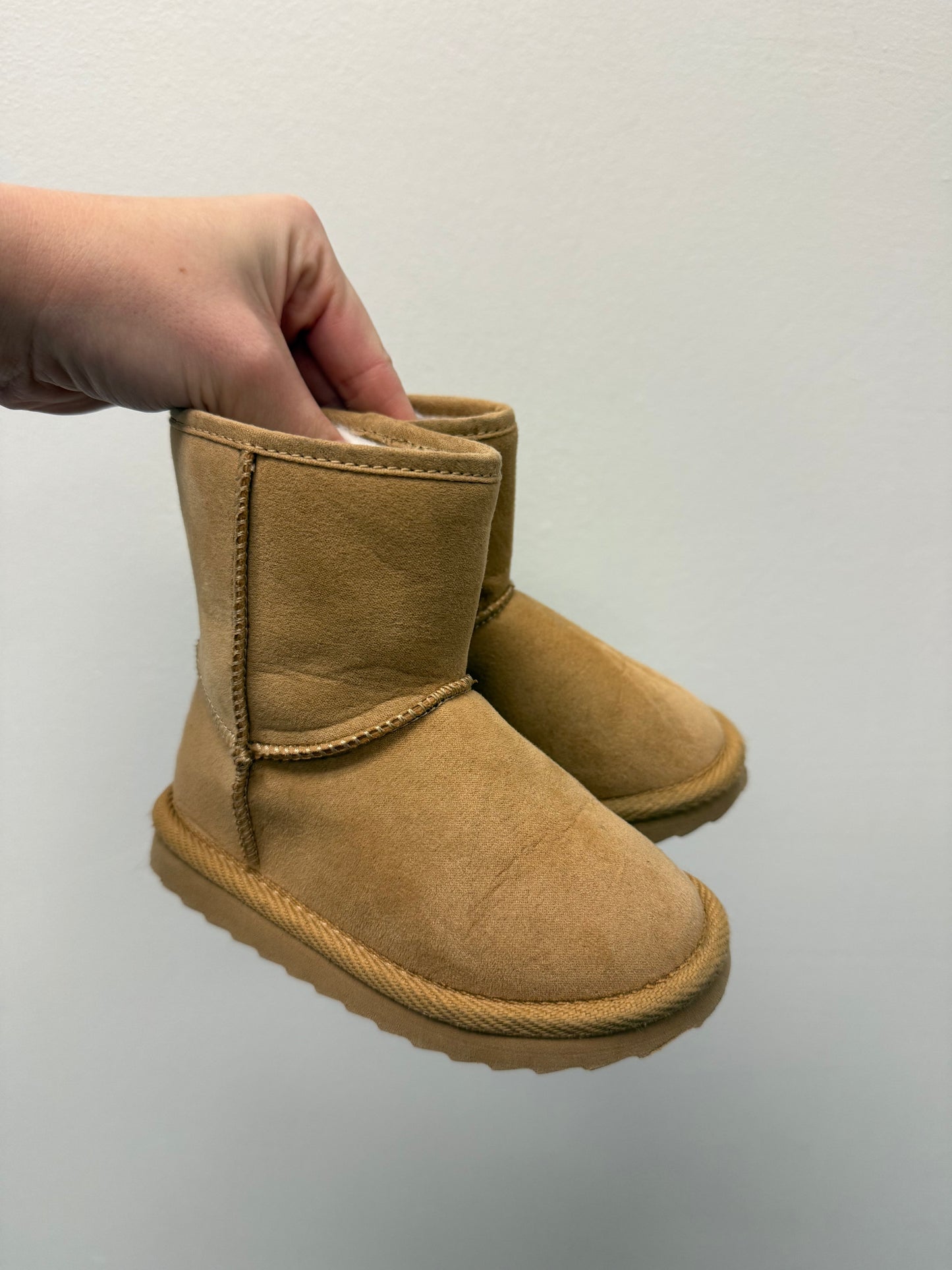 OLD NAVY FAUX FUR BOOTS SIZE 6 TODDLER