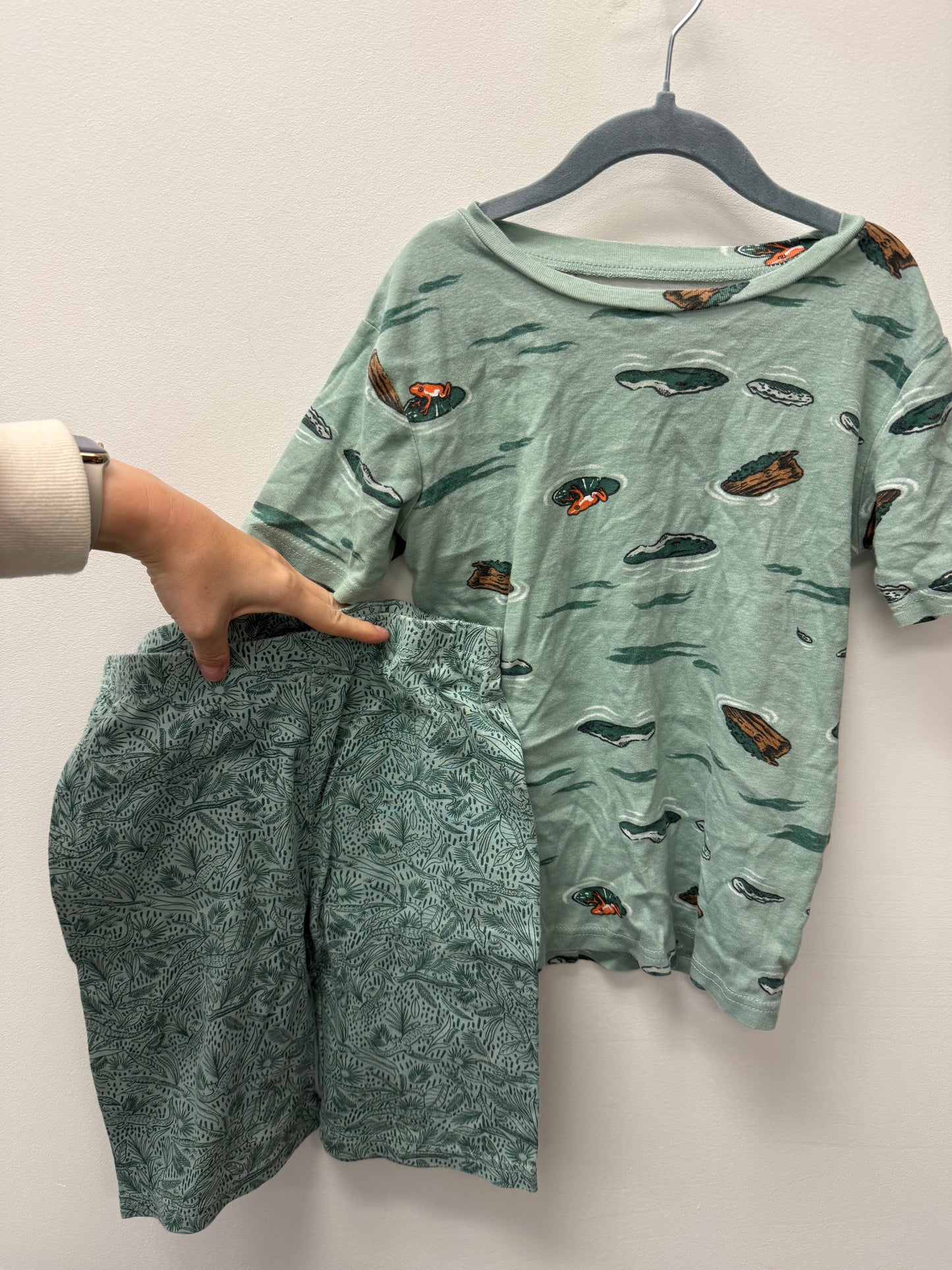 CARTERS ALLIGATOR SHORTS PJ SET SIZE 10