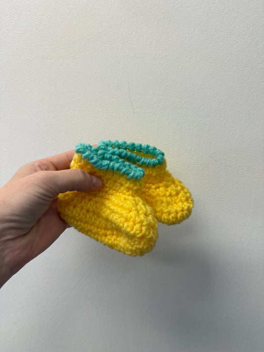 NEWBORN YELLOW KNIT BOOTIES