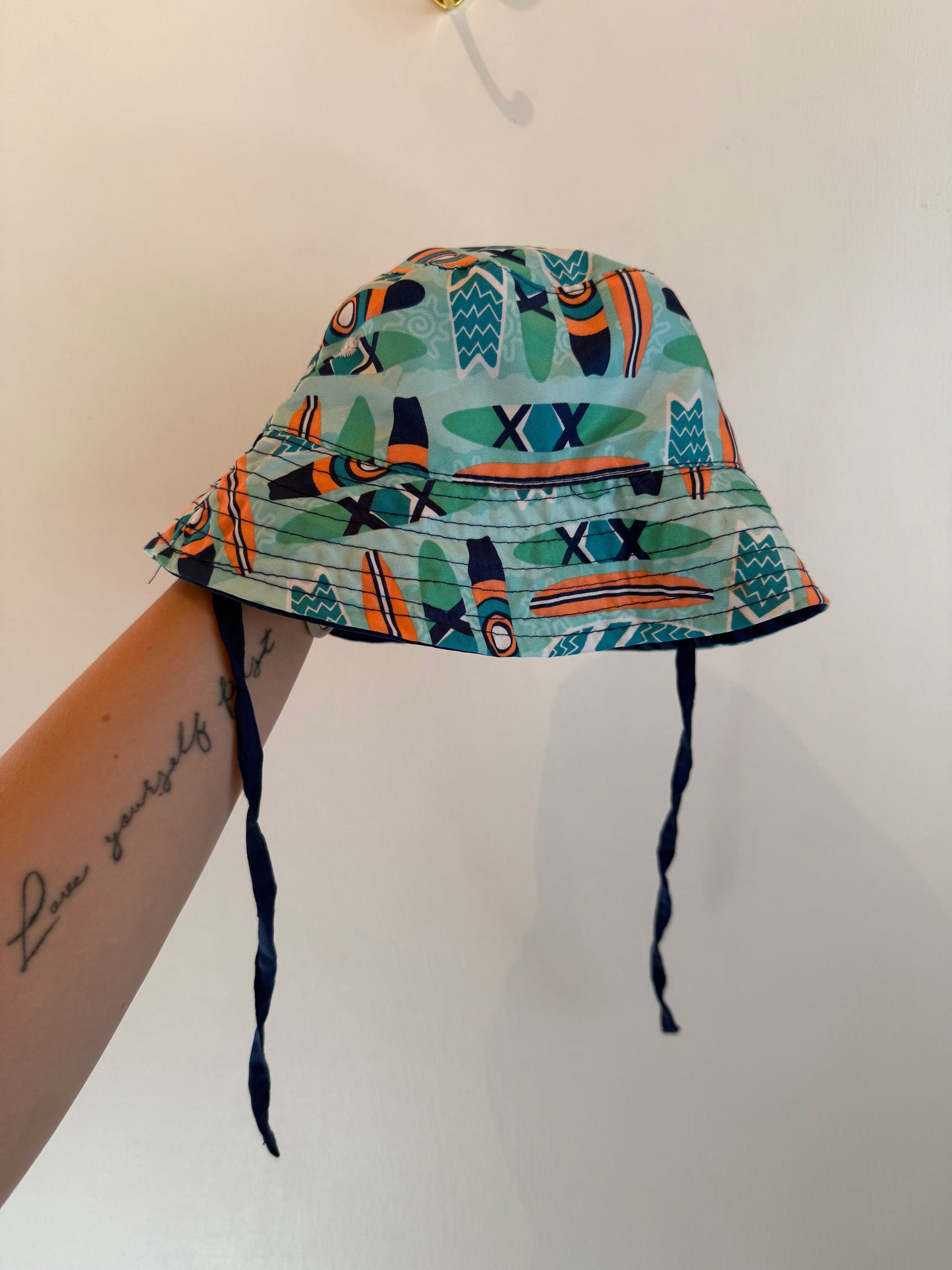 UVSKINZ SURFBOARD HAT 12-18M
