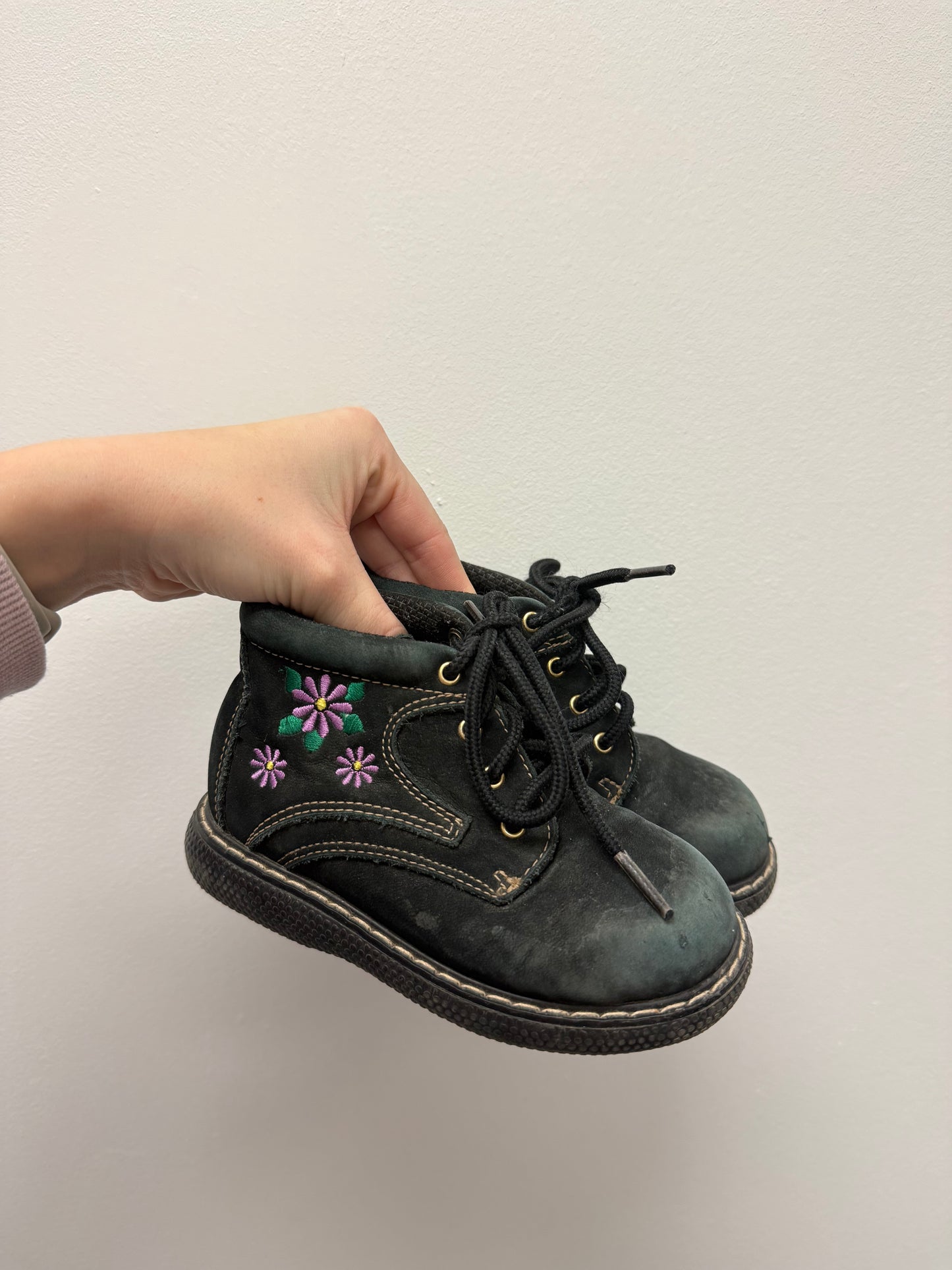 BUSTER BROWN FLORAL BOOTS SIZE 8T