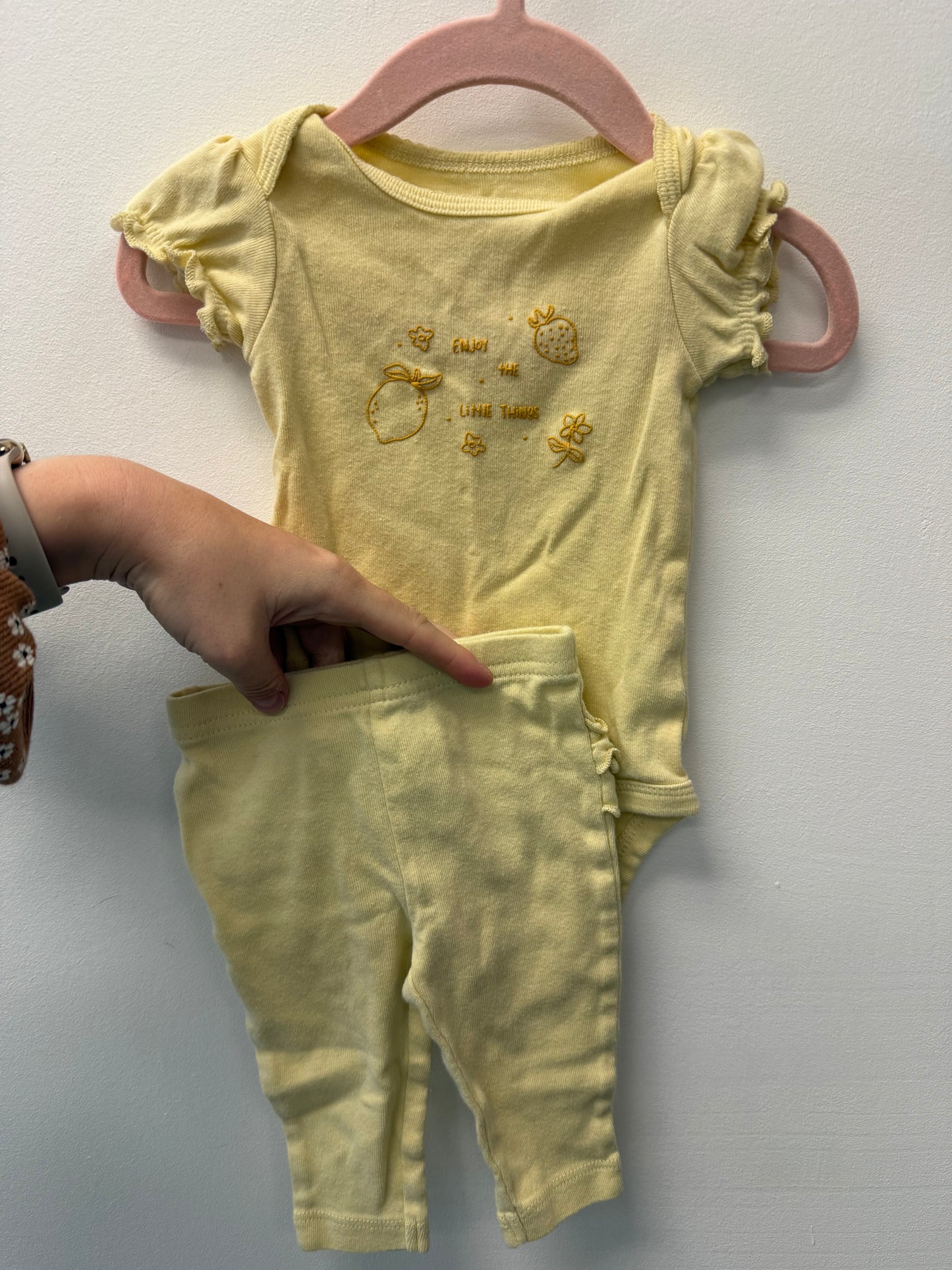 CARTERS "ENJOY THE LITTLE THINGS" OUTFIT SIZE 0-3M