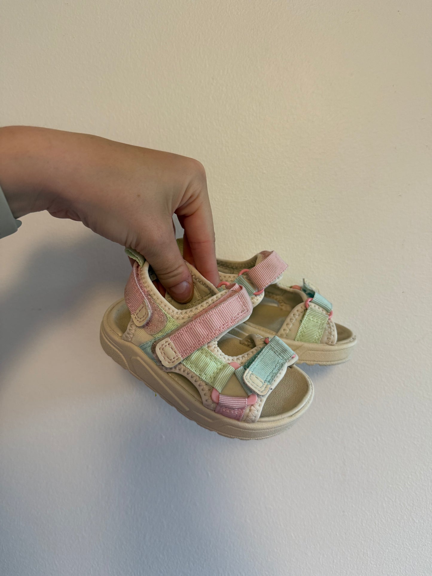 H&M PASTEL SANDALS SIZE 4-5