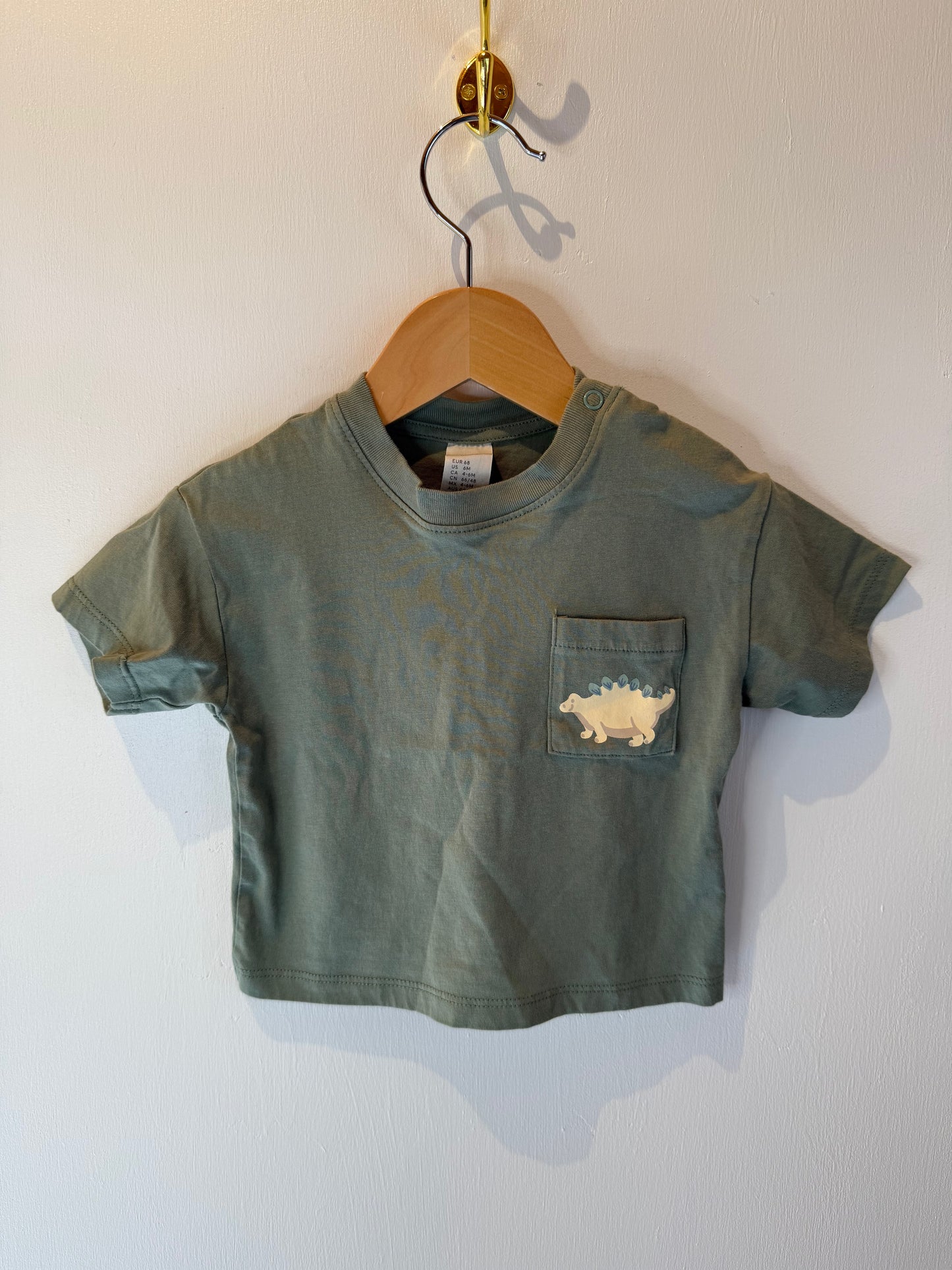H&M GREEN DINO POCKET SHIRT 4-6M