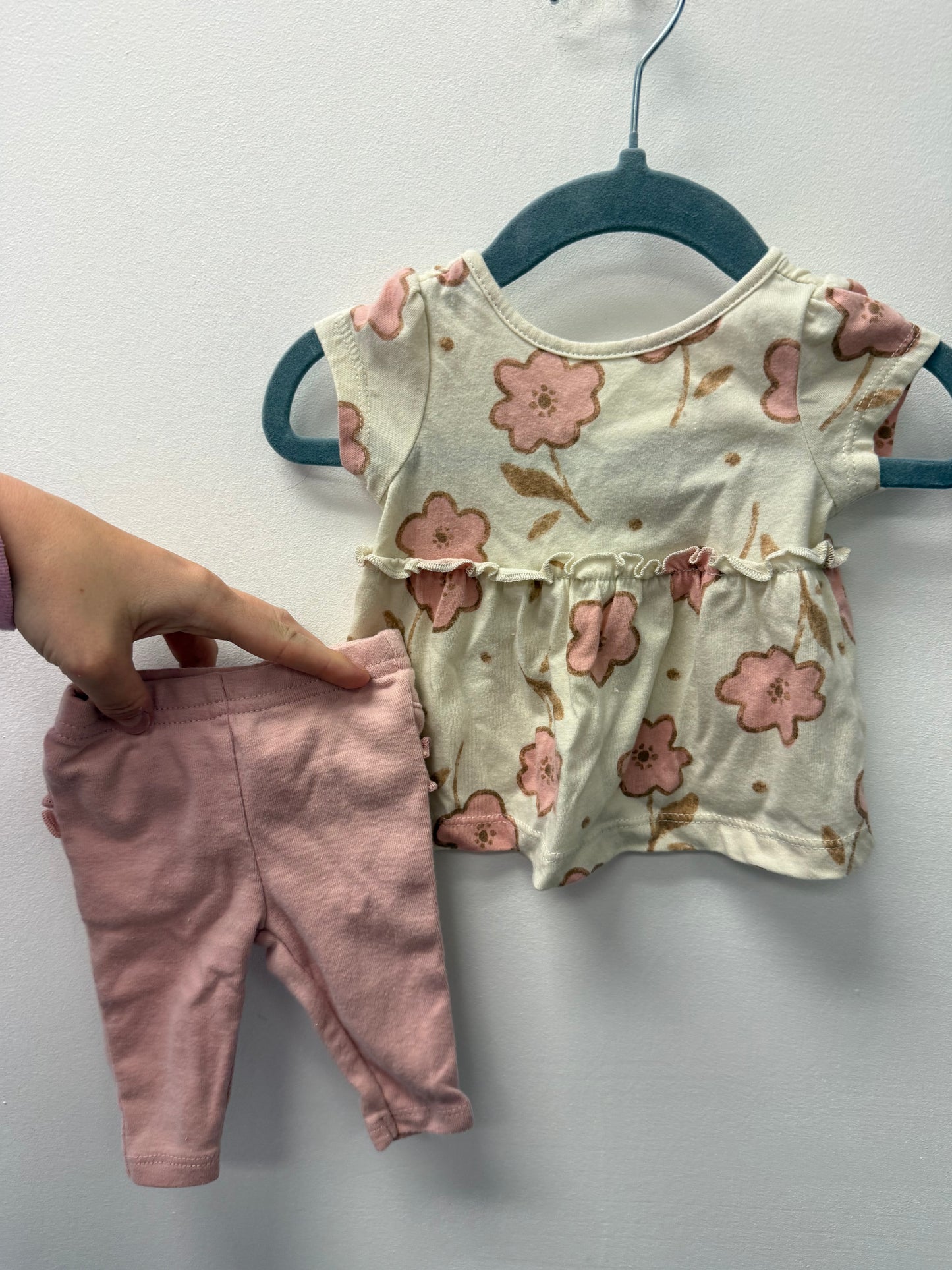 CARTERS 3 PIECE FLORAL OUTFIT SIZE NEWBORN
