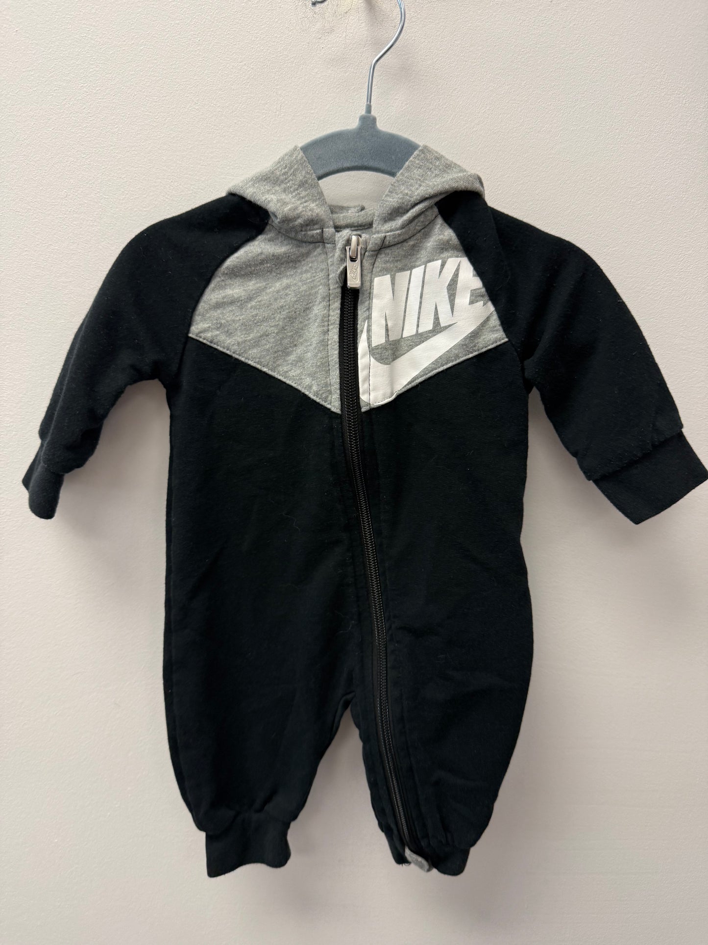 NIKE BLACK HOODED ONE PIECE SIZE 3M