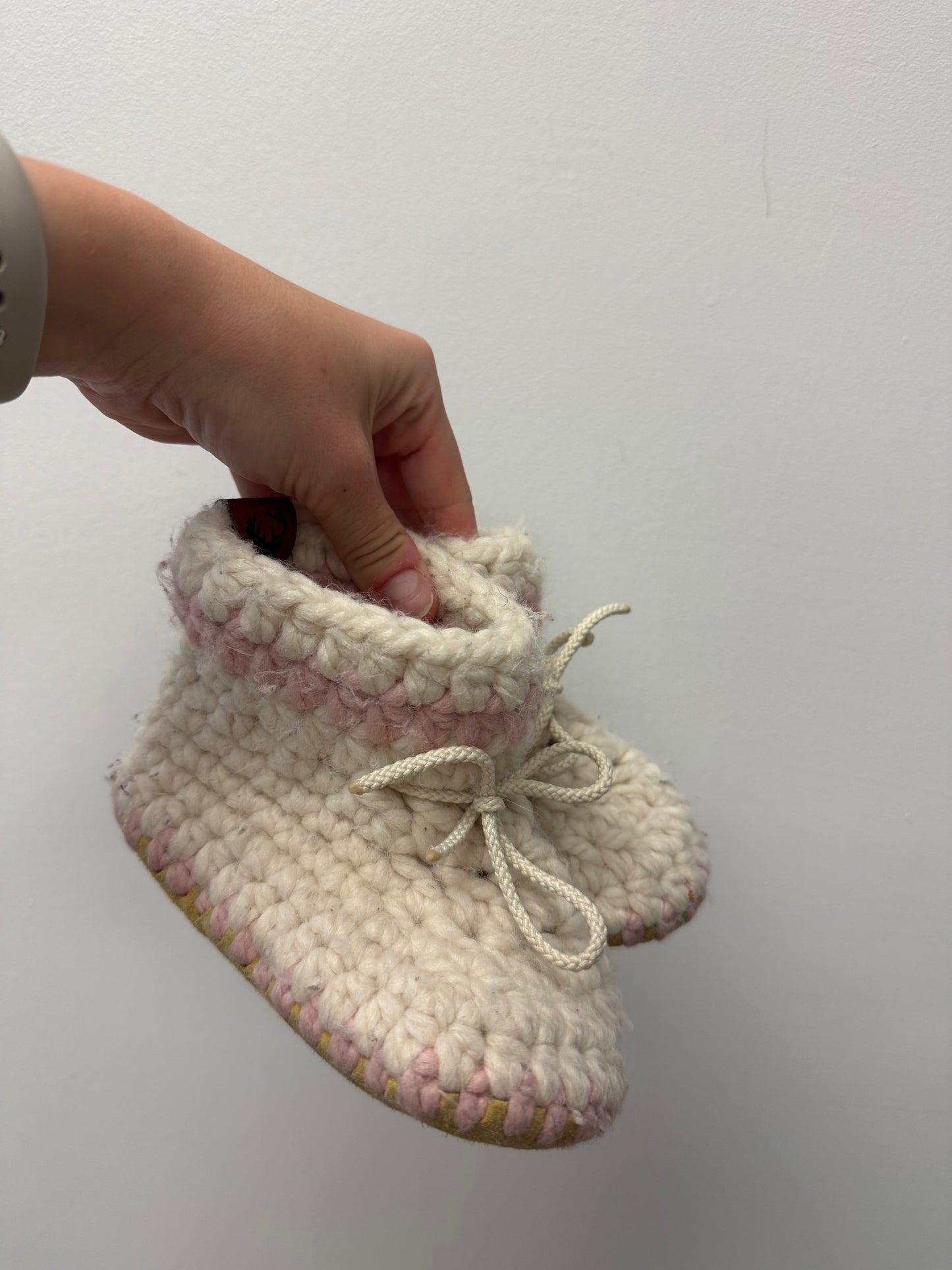 CARIBOO ACRES CROCHET SLIPPERS SIZE 7