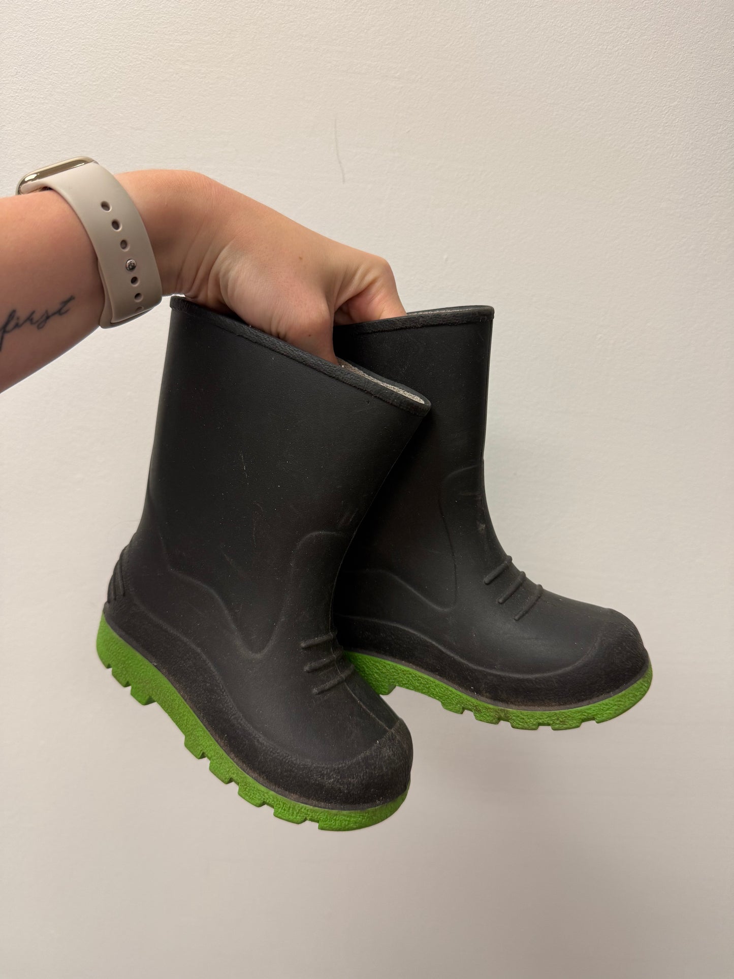 GREY & GREEN GUM BOOTS SIZE 8