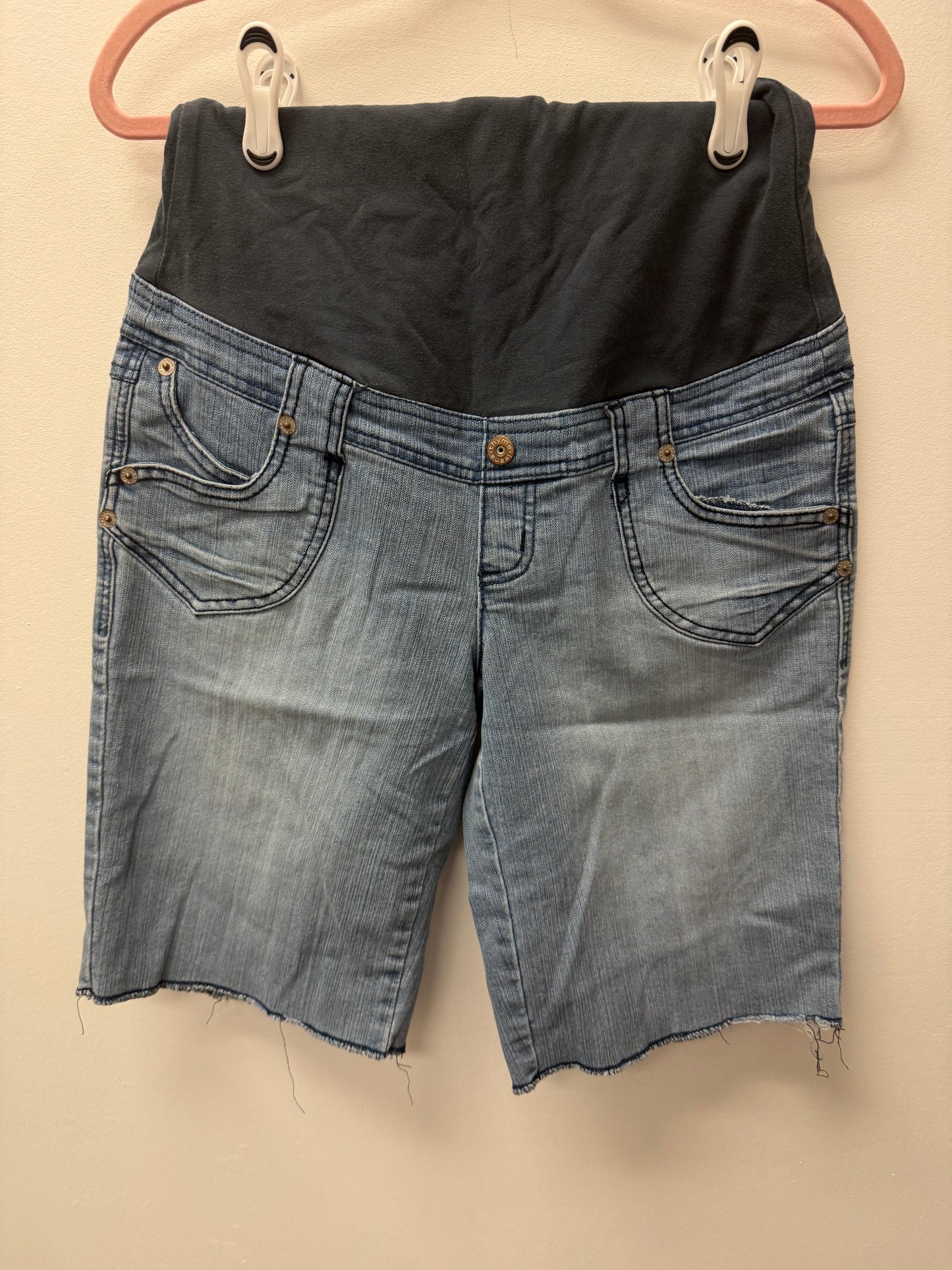 THYME MATERNITY SHORTS SIZE MEDIUM