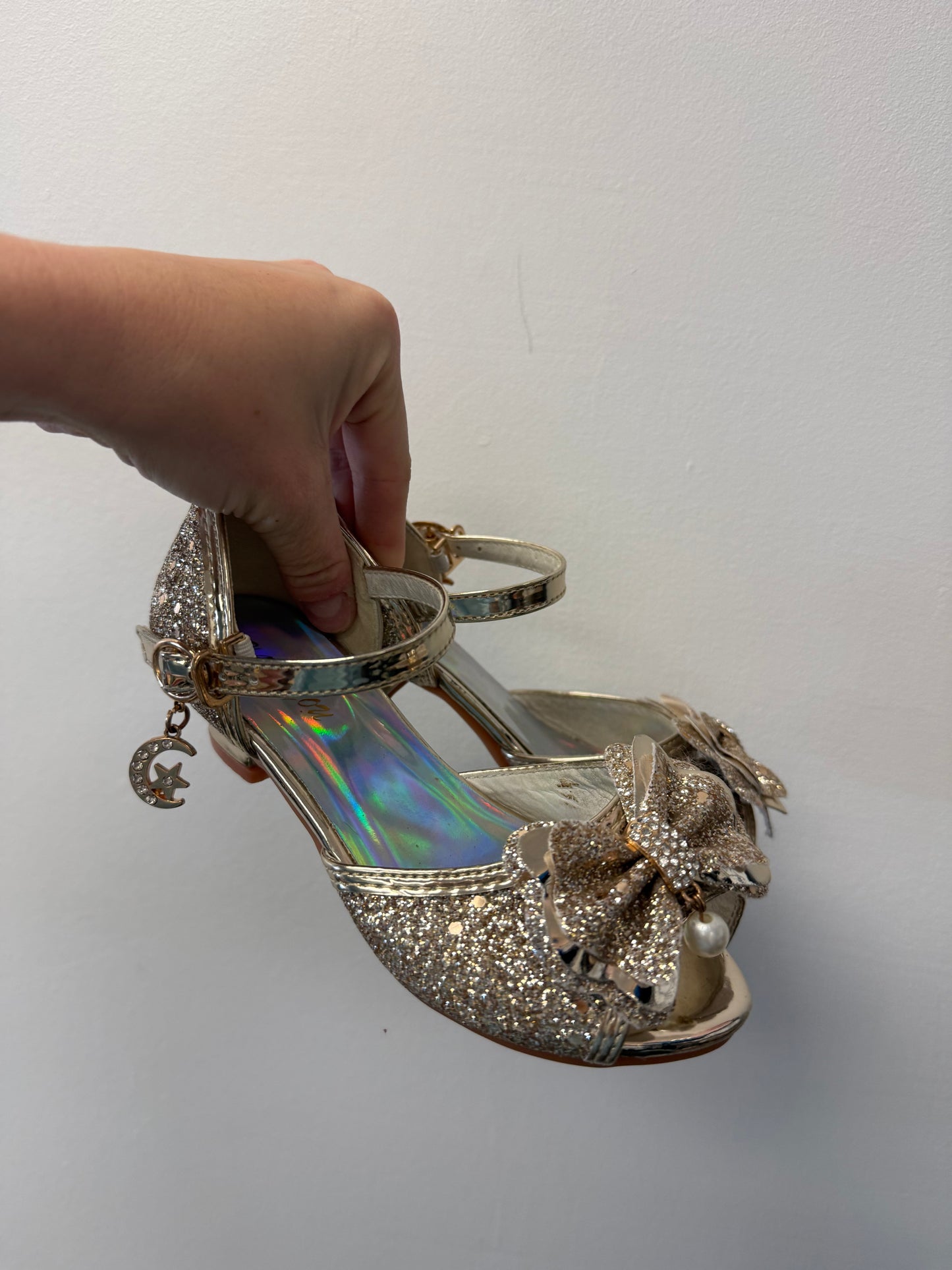 NEW GOLD SPARKLE SHOES SIZE 8