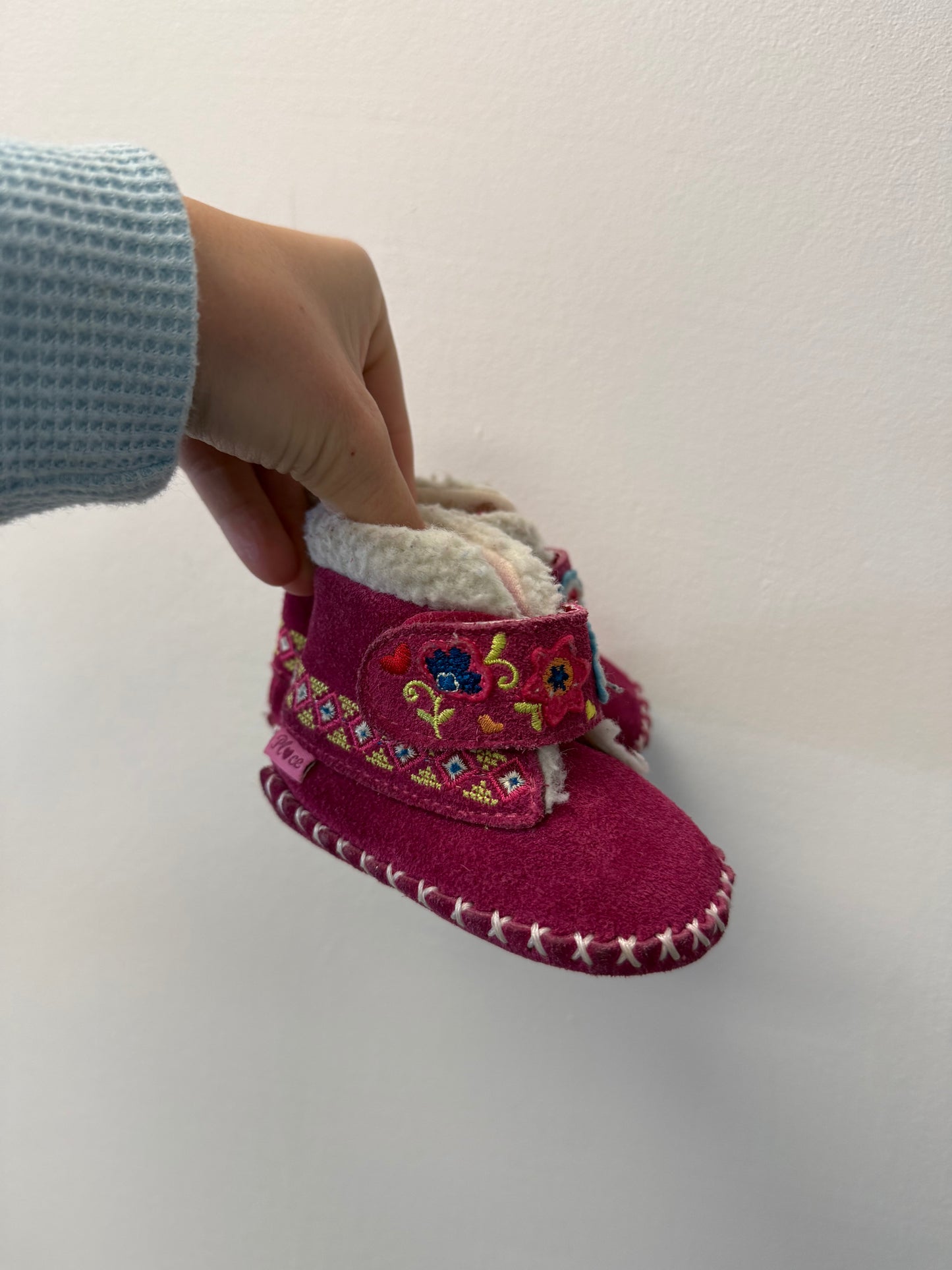 CHILDRENS PLACE PINK BOOTIES SIZE 3-6M