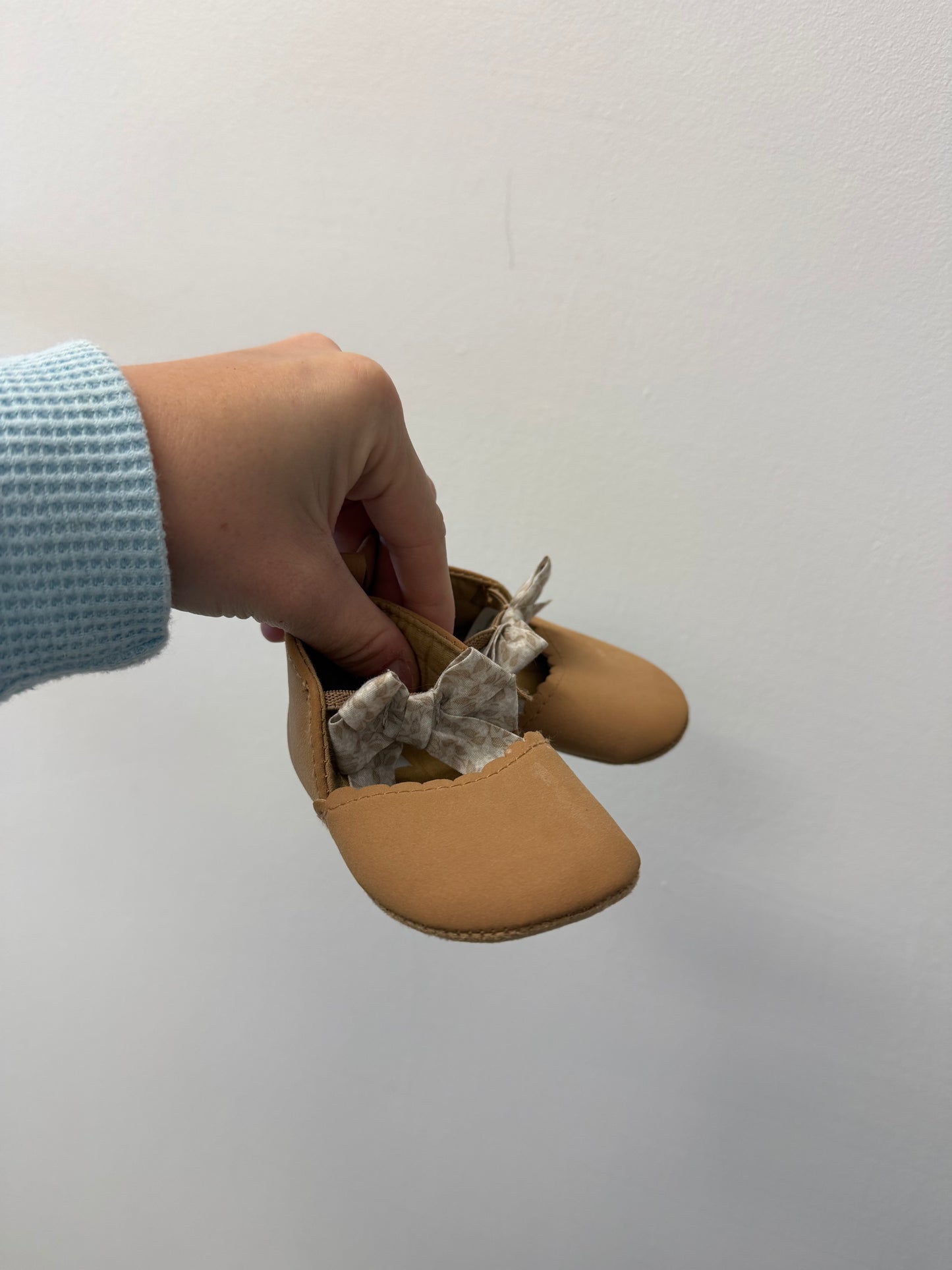 CARTERS BROWN BOW SHOES SIZE 0-3M