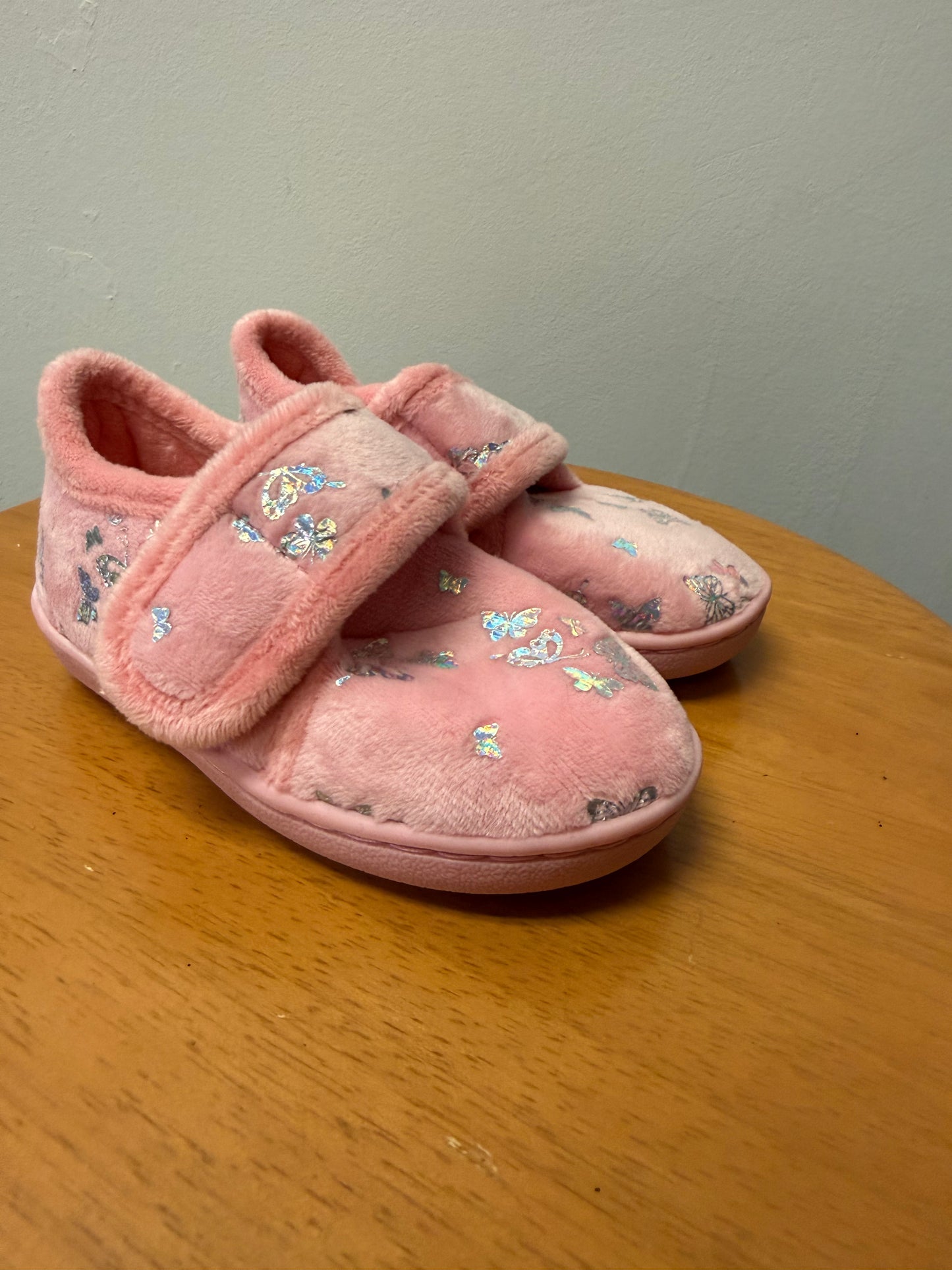 NWOT BUTTERFLY SLIPPERS SIZE 5-6