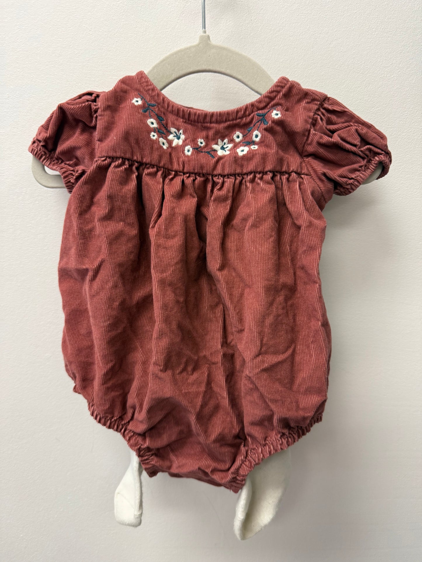 CARTERS BUBBLE ONESIE & TIGHTS SIZE 3-6M