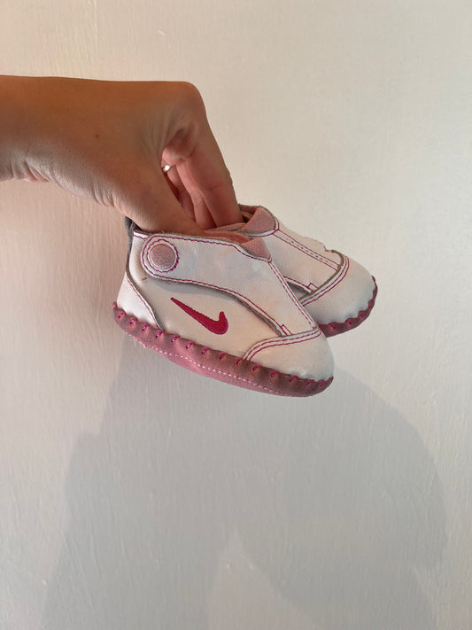 NIKE VINTAGE LEATHER SHOES SIZE 2