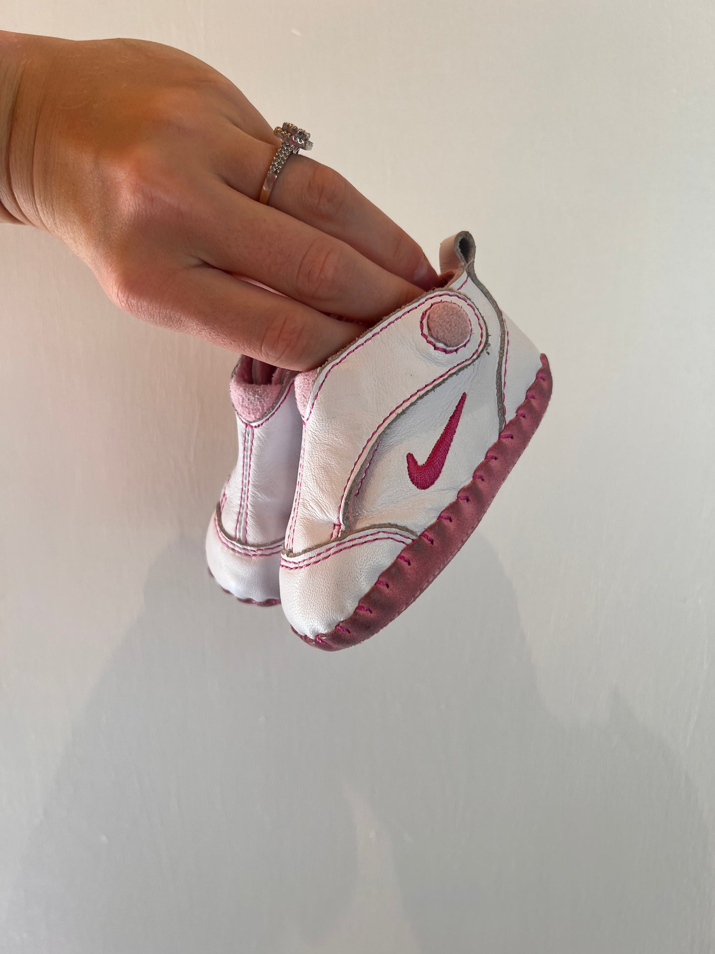 NIKE VINTAGE LEATHER SHOES SIZE 2