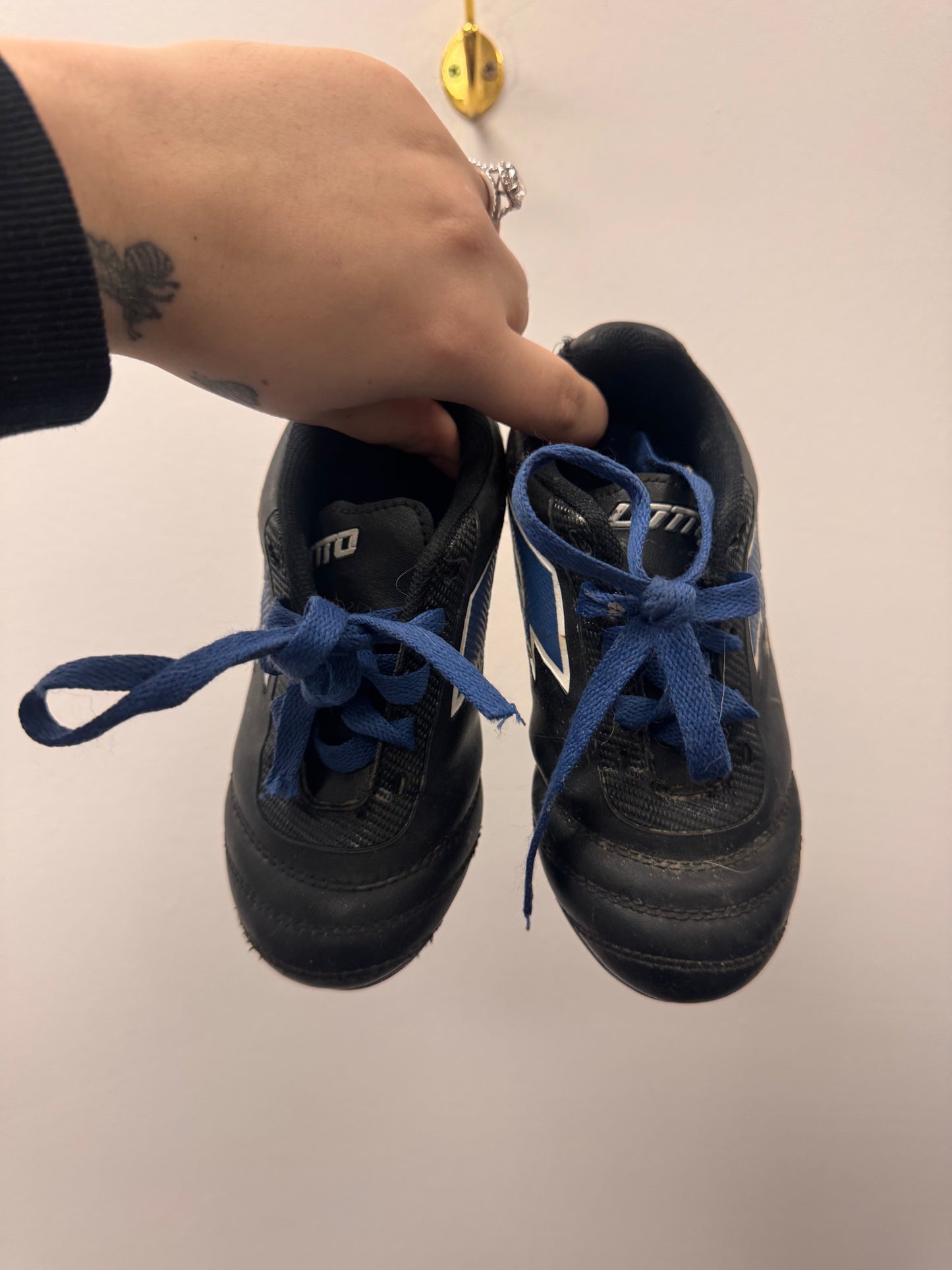 LOTTO SOCCER CLEATS SIZE 10