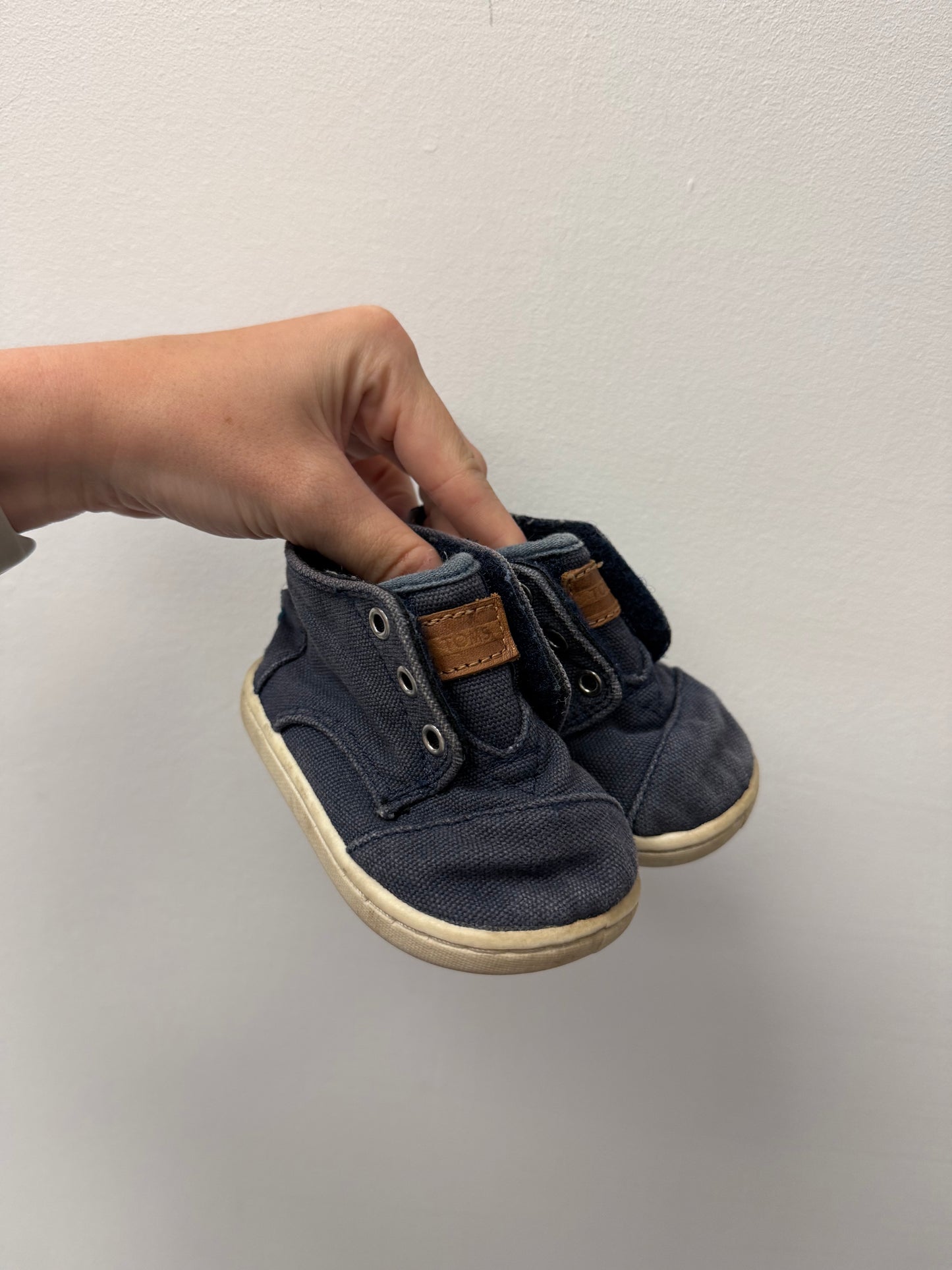 TOMS SHOES SIZE 4