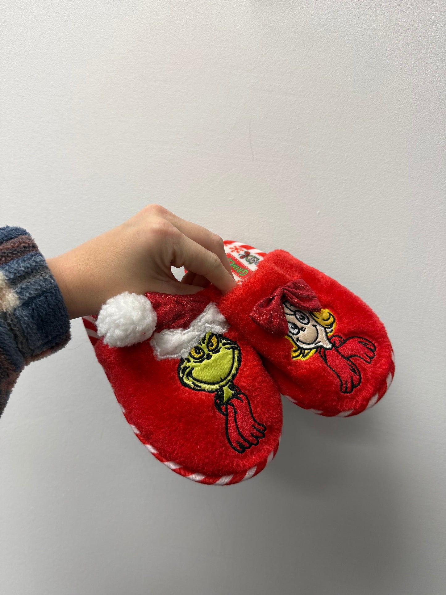 NWOT GRINCH SLIPPERS SIZE 9-10