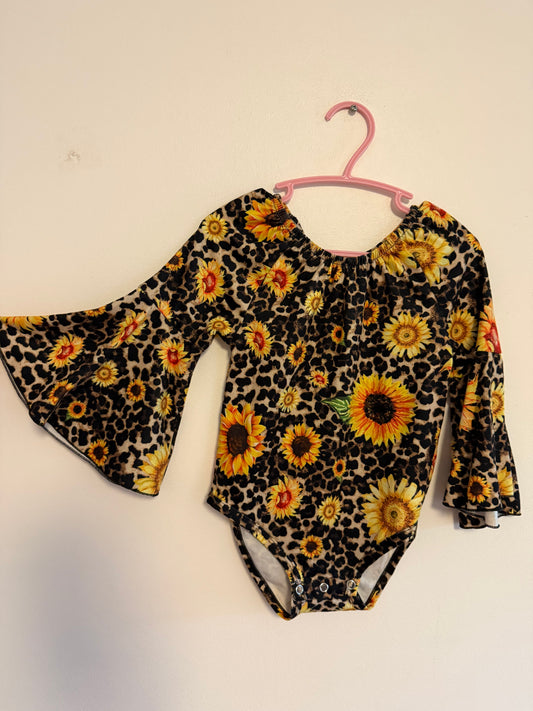 UNKNOWN BRAND SUNFLOWER ONESIE SIZE 12-18M (FITS LARGER)