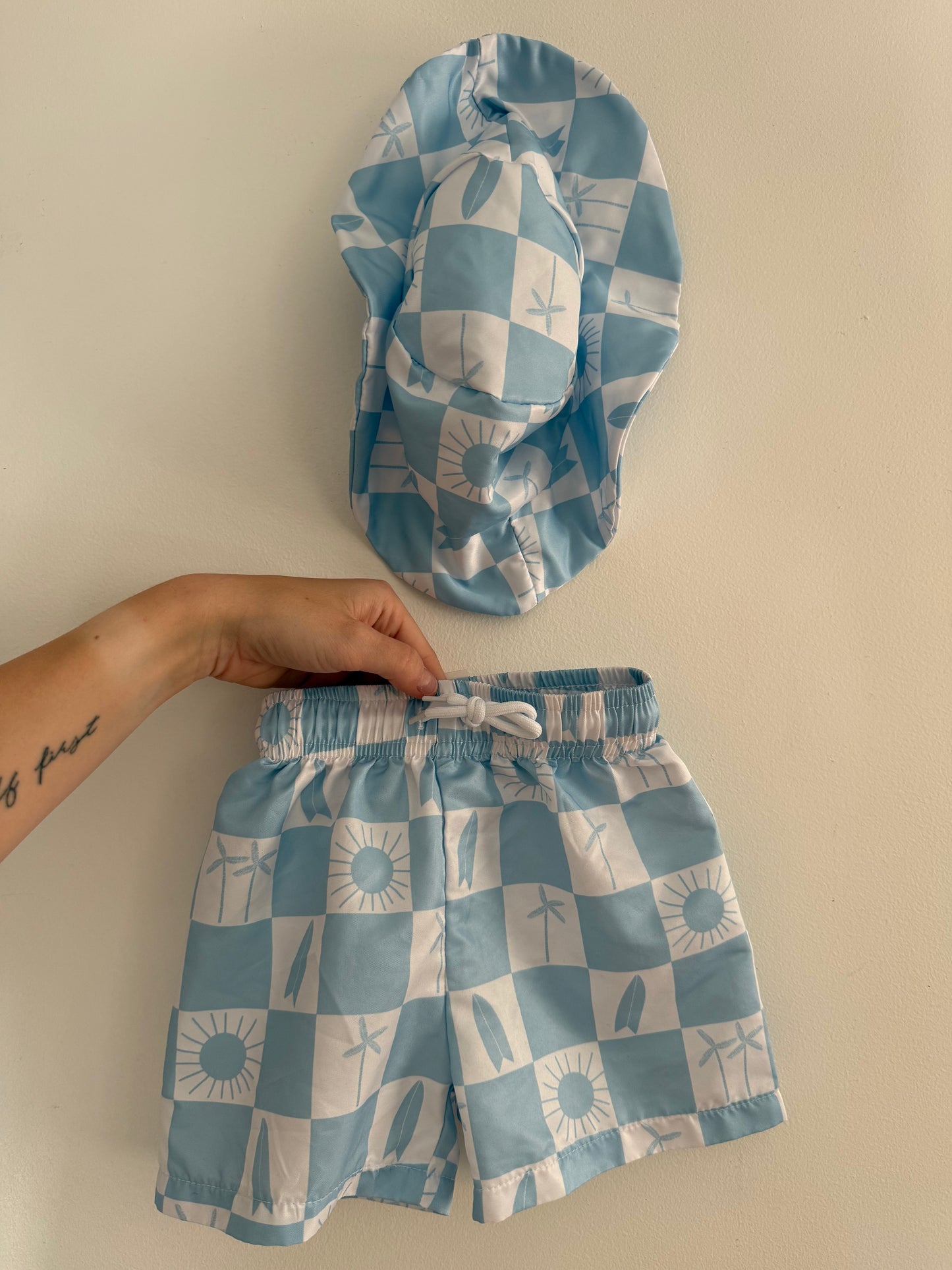 UNKNOWN BRAND SWIM SHORTS & HAT SIZE 9-12M