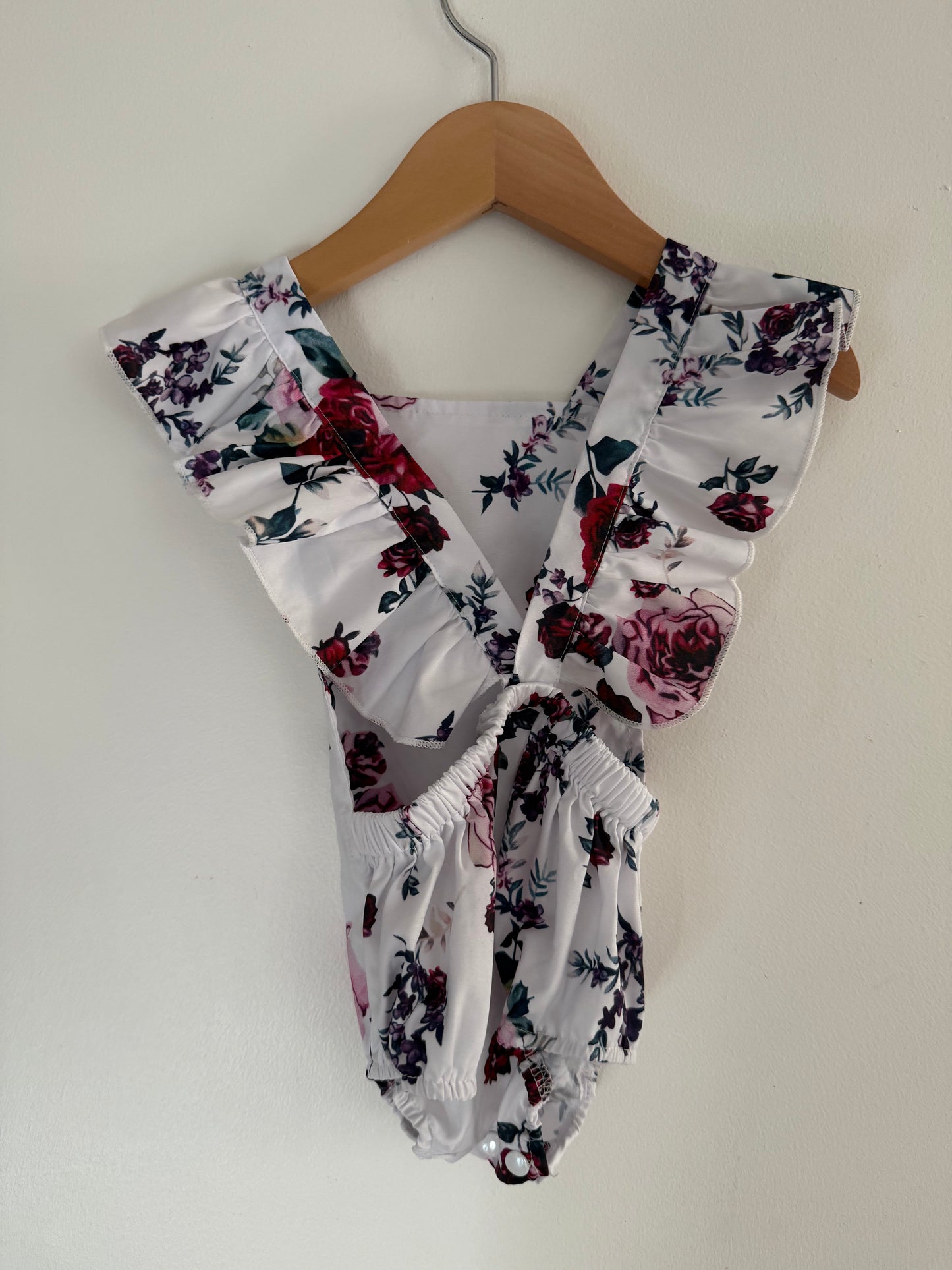 UNKNOWN BRAND FLORAL ROMPER SIZE 0-3M