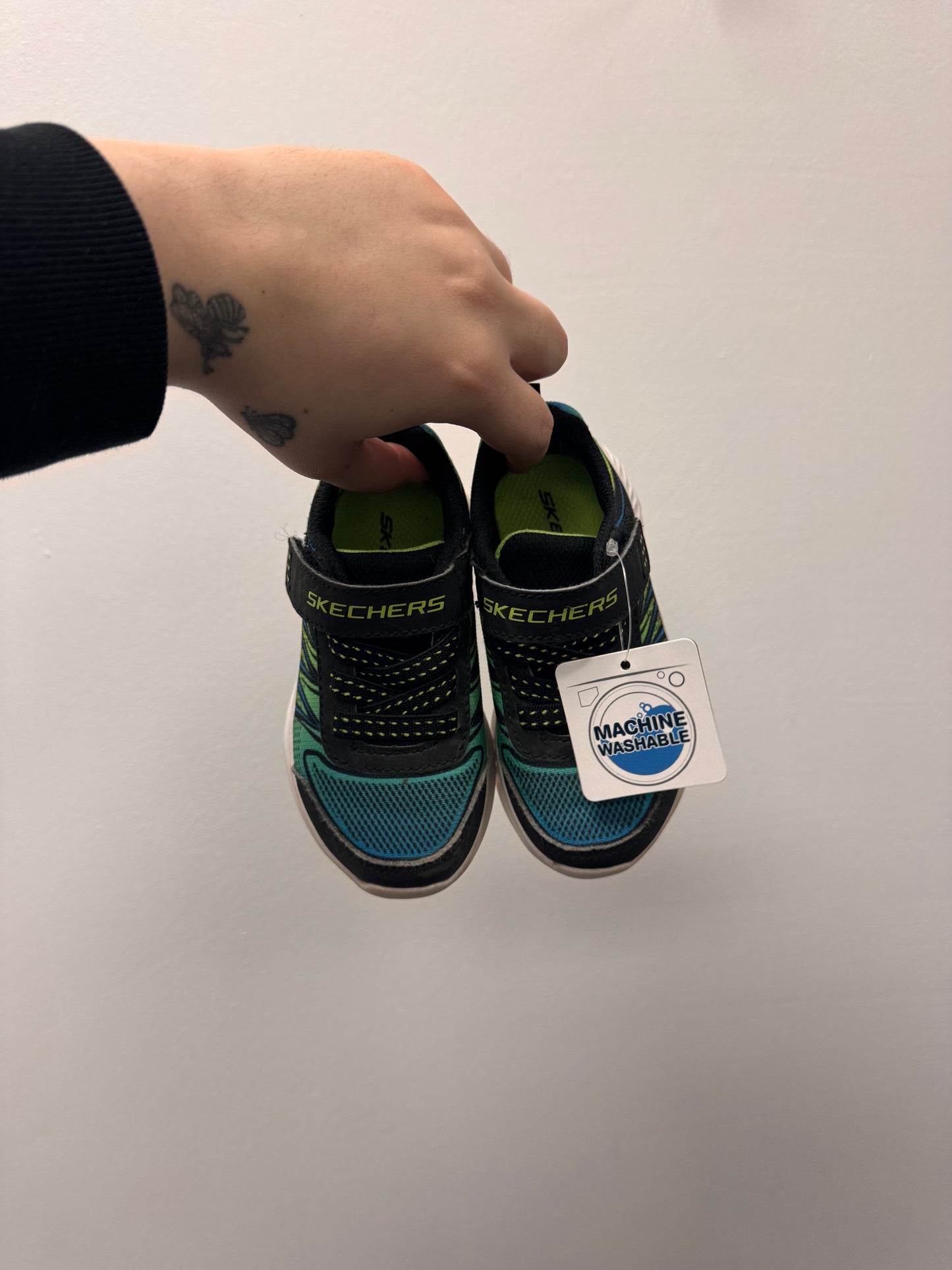 NEW SKETCHERS SIZE 7